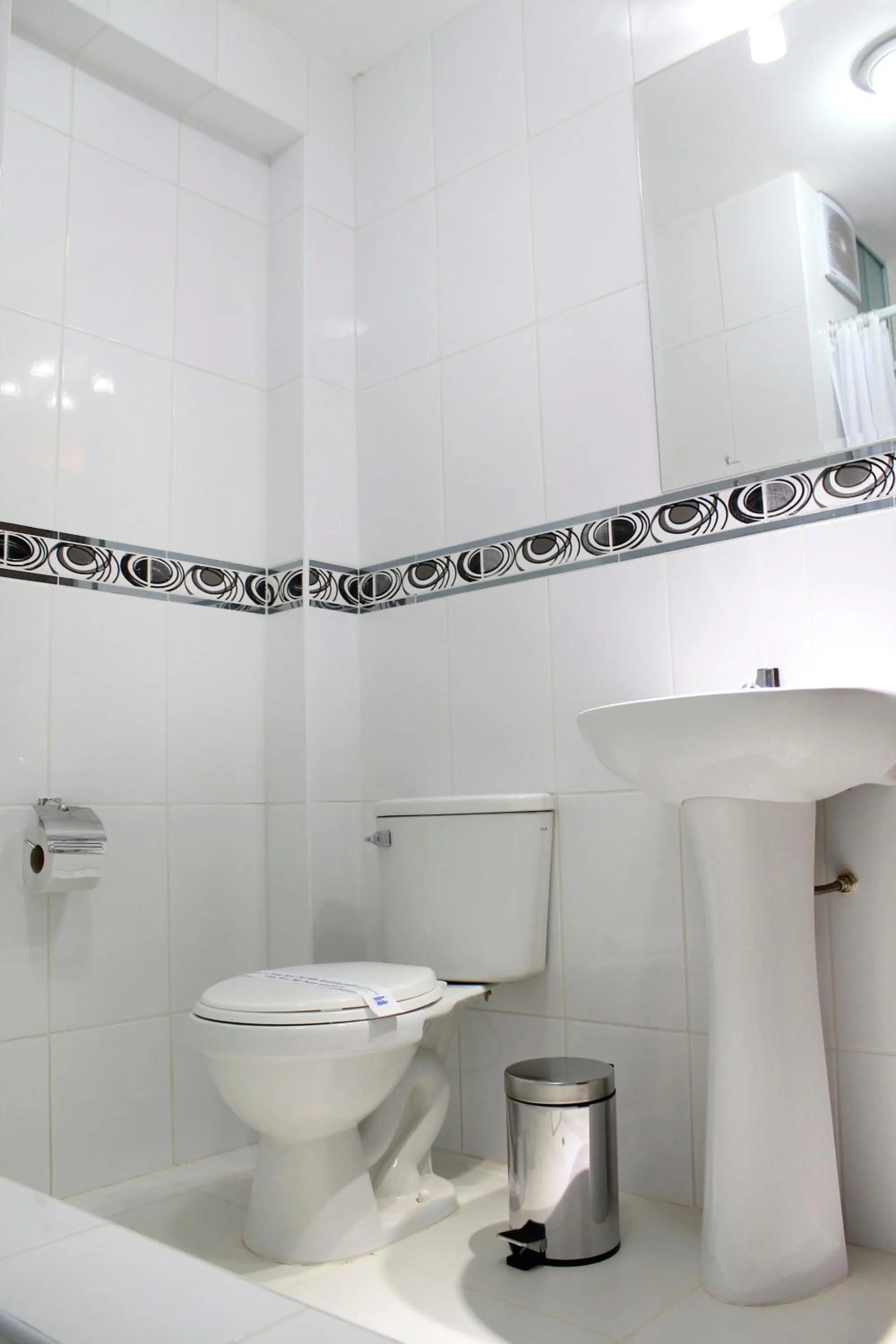 Bathroom in Hotel Manhattan Inn Airport