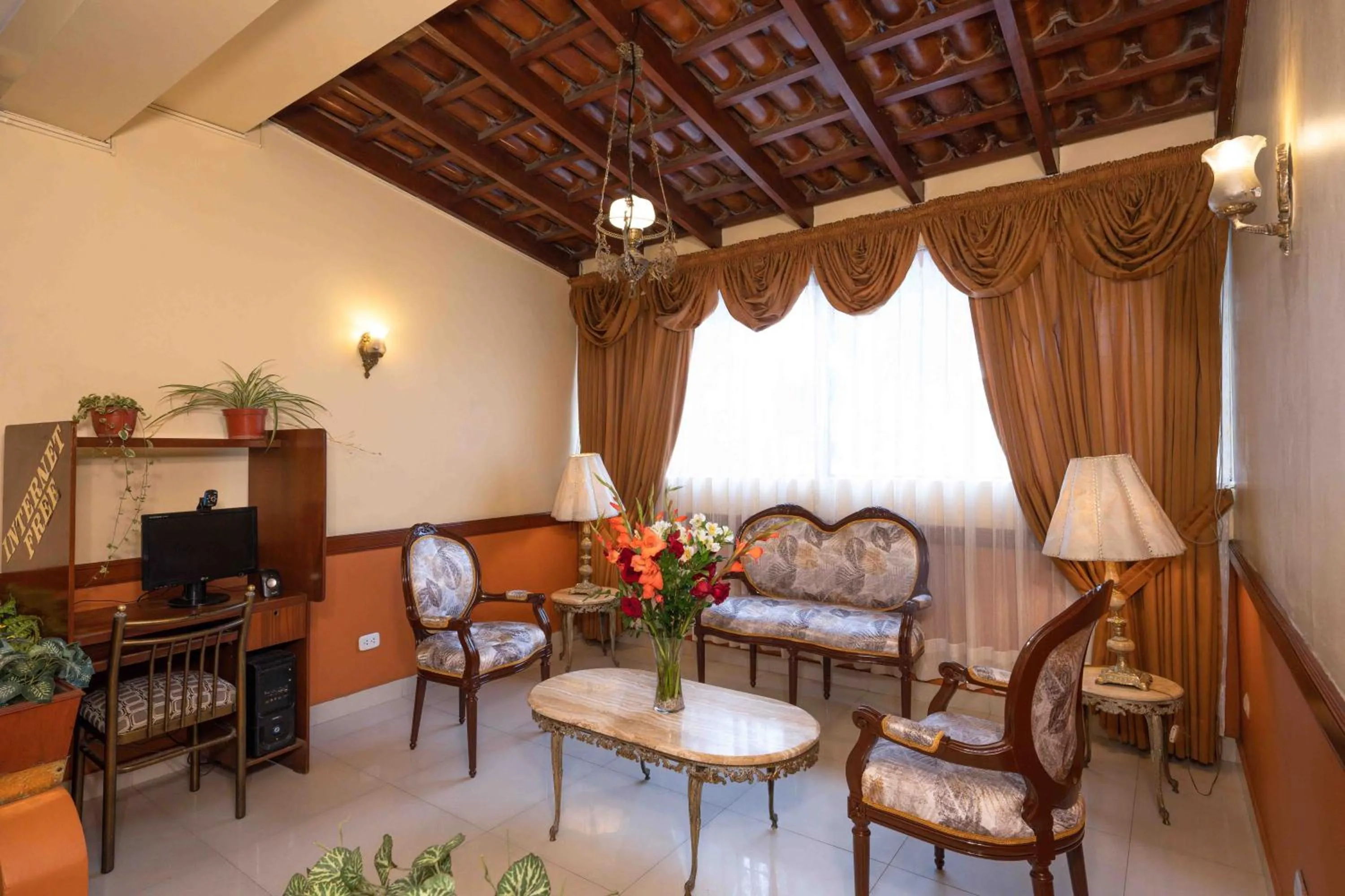 Living room in Hotel Manhattan Inn Airport