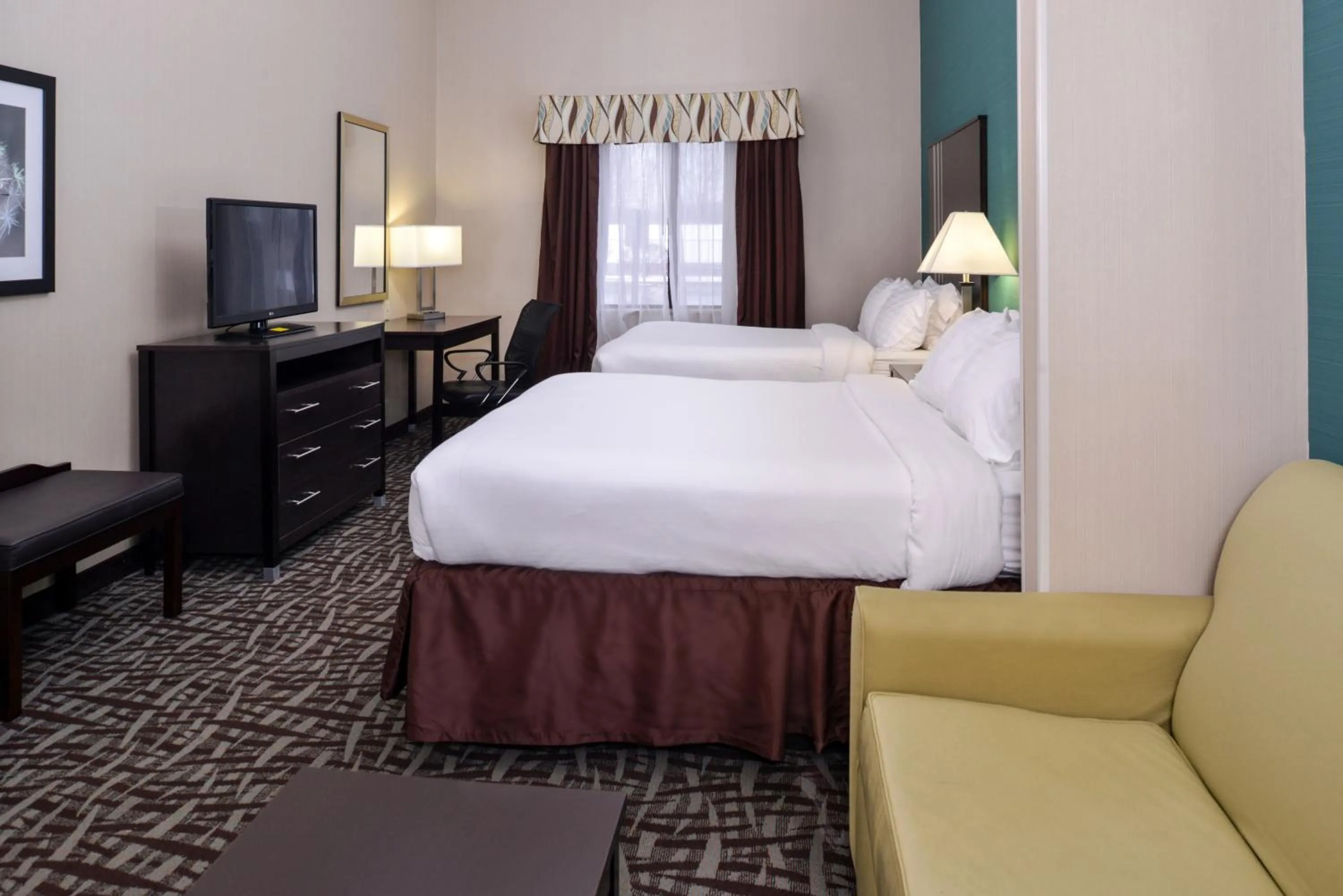 Photo of the whole room, Bed in Holiday Inn Express Hotel & Suites Youngstown - North Lima/Boardman by IHG