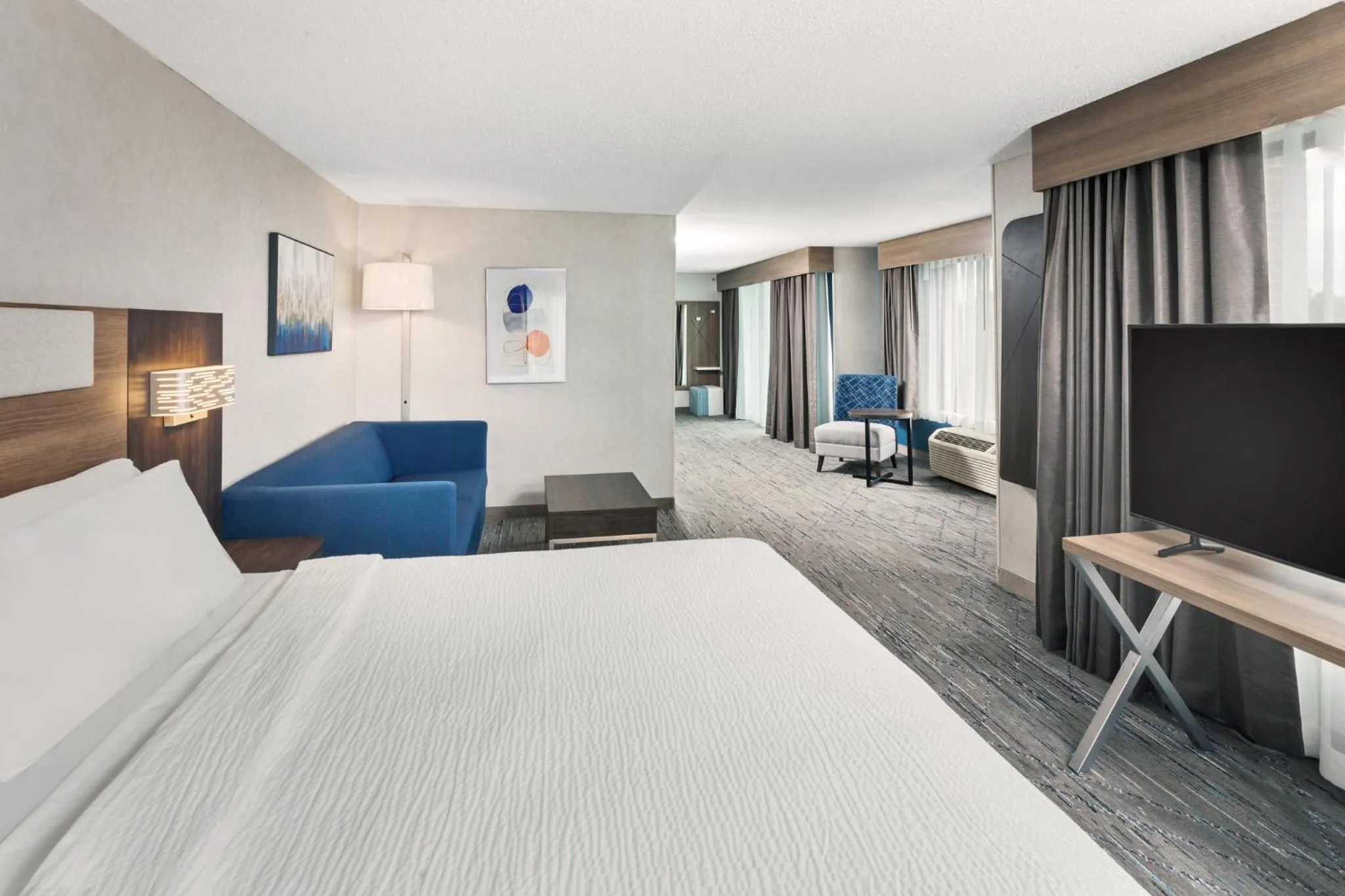 Photo of the whole room, Bed in Holiday Inn Express Hotel & Suites Youngstown - North Lima/Boardman by IHG