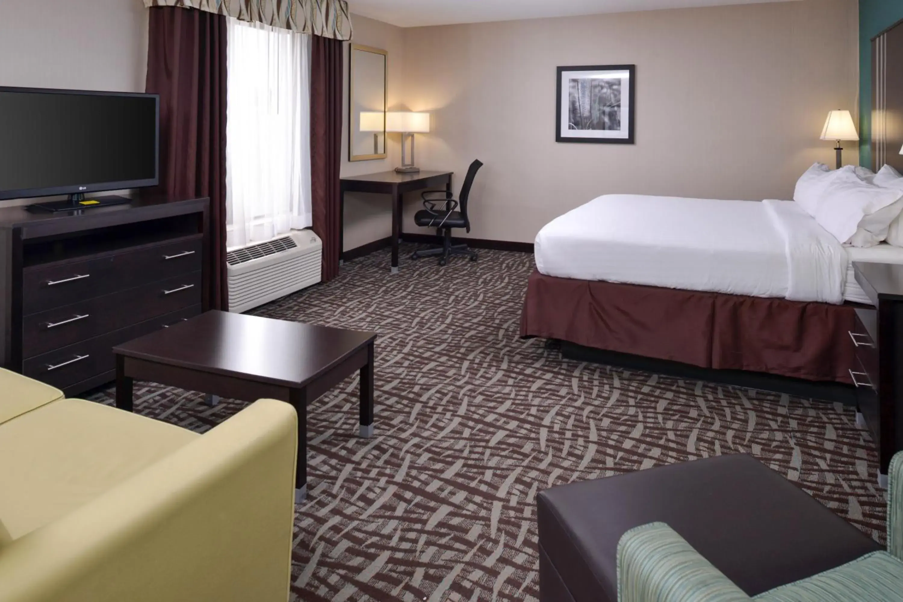 One-Bedroom Suite with Tub - Mobility Accessible in Holiday Inn Express Hotel & Suites Youngstown - North Lima/Boardman by IHG One-Bedroom Suite with Tub - Mobility Accessible in Holiday Inn Express Hotel & Suites Youngstown - North Lima/Boardman by IHG