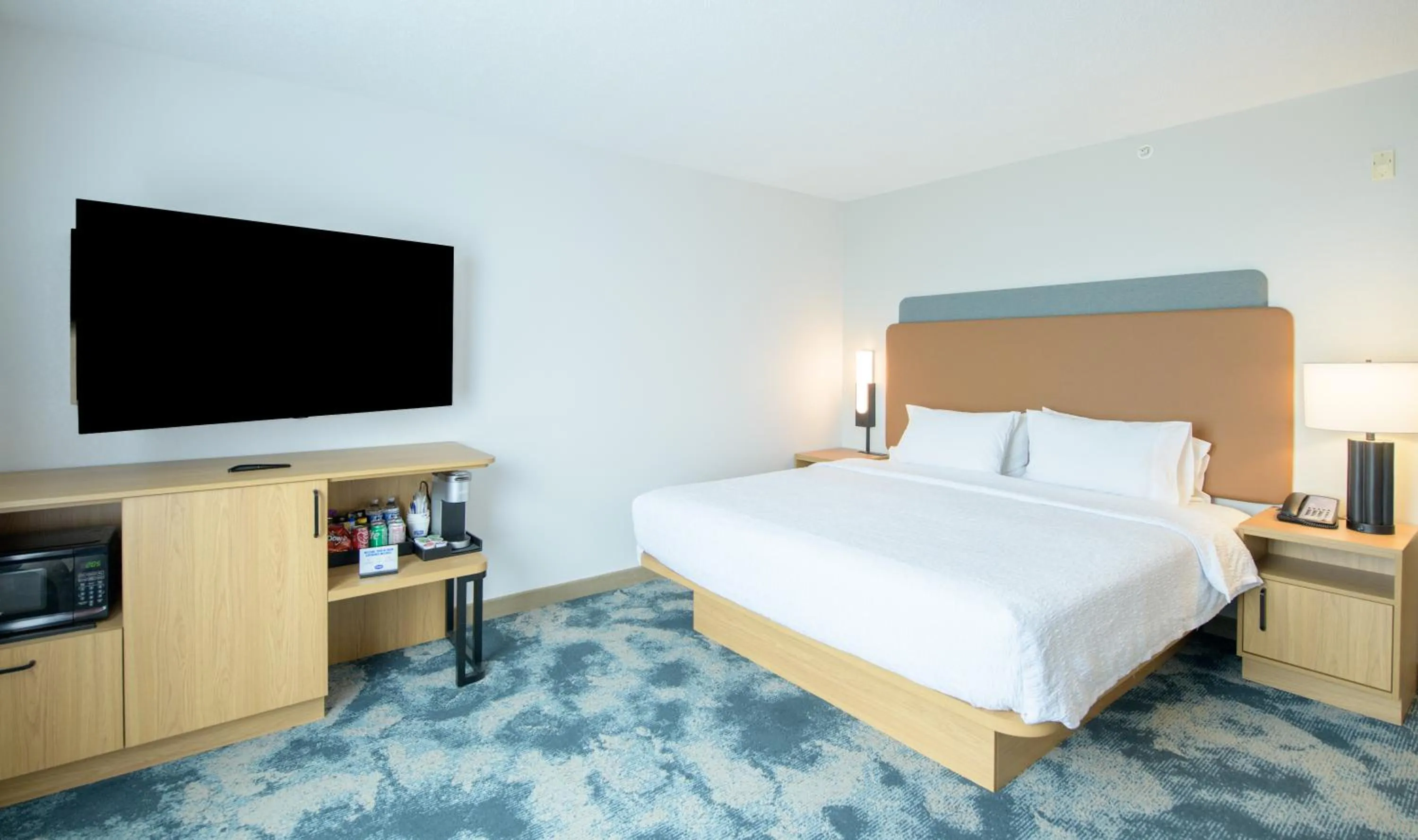 Guests, Bed in Hampton Inn Presque Isle