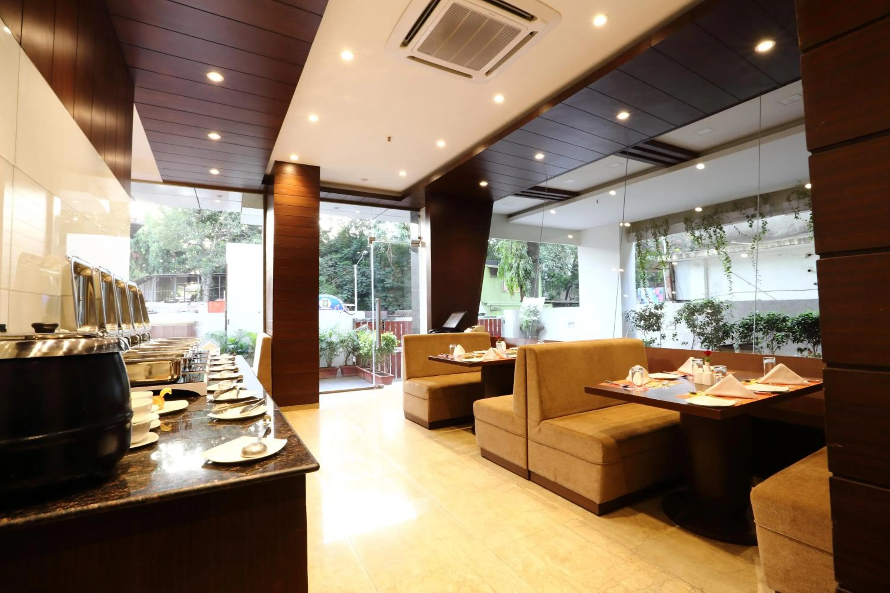 Restaurant/places to eat in The Altruist Business Hotel Andheri