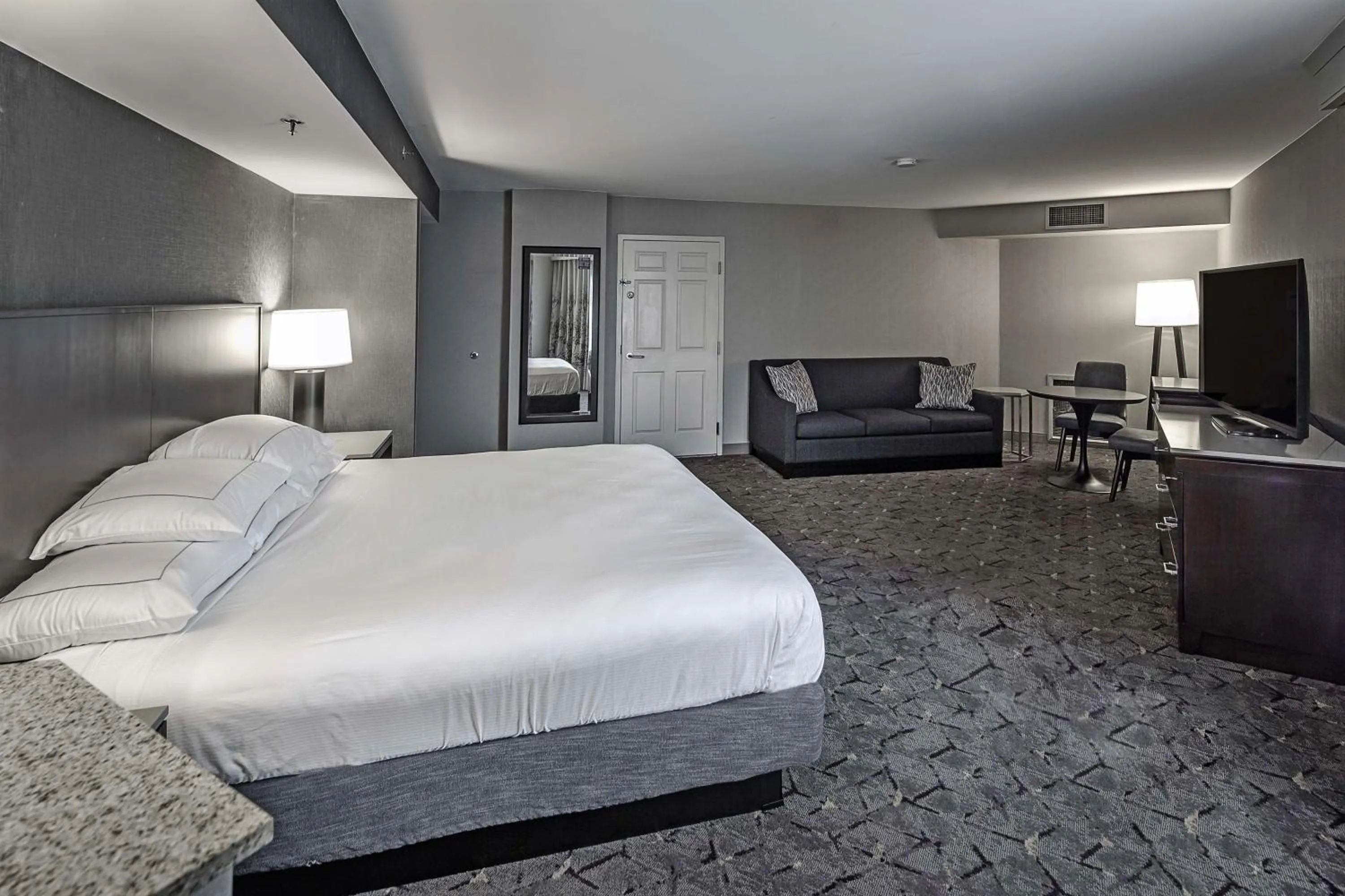 Living room, Bed in DoubleTree by Hilton Modesto