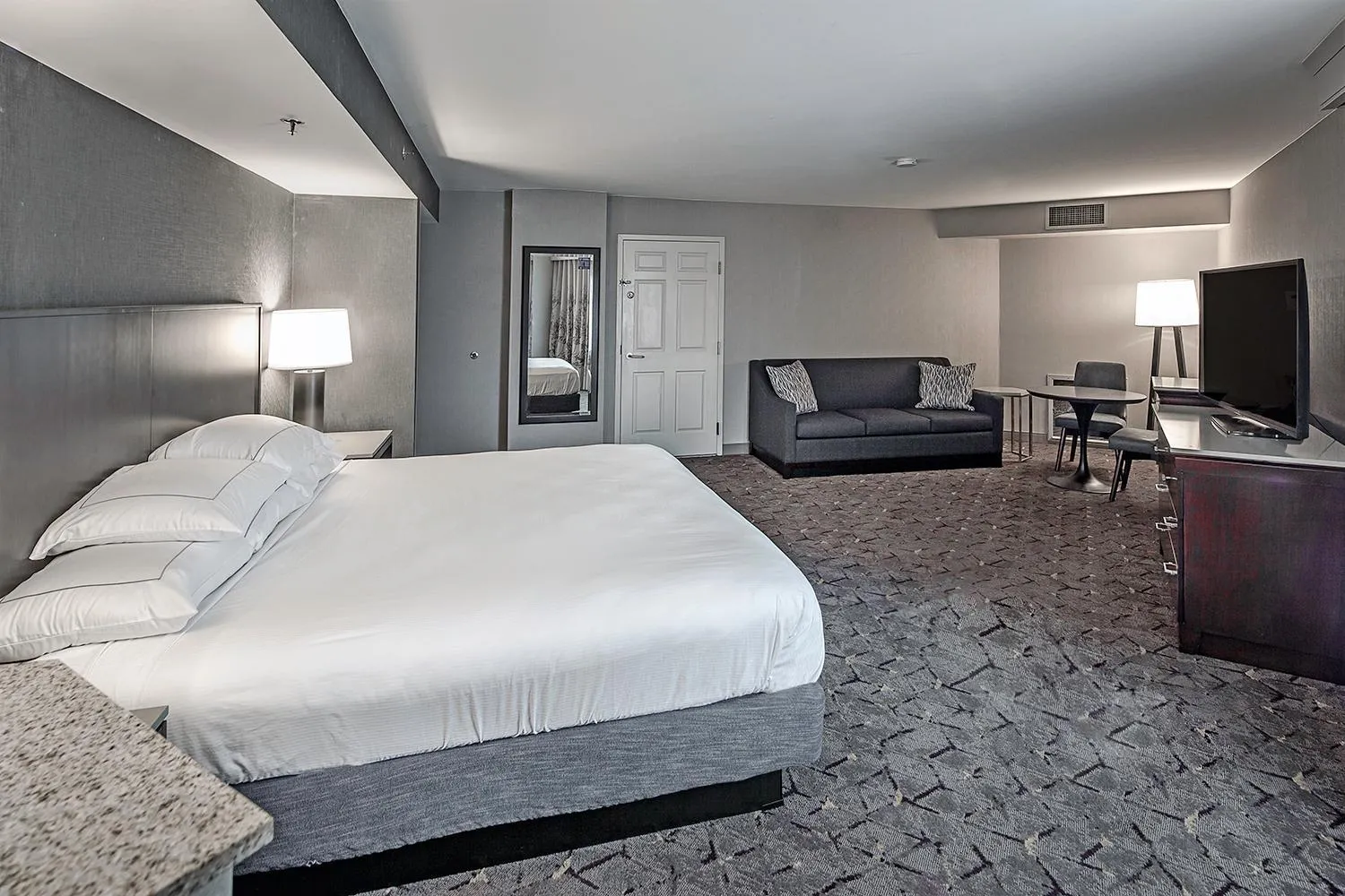 Bed in DoubleTree by Hilton Modesto