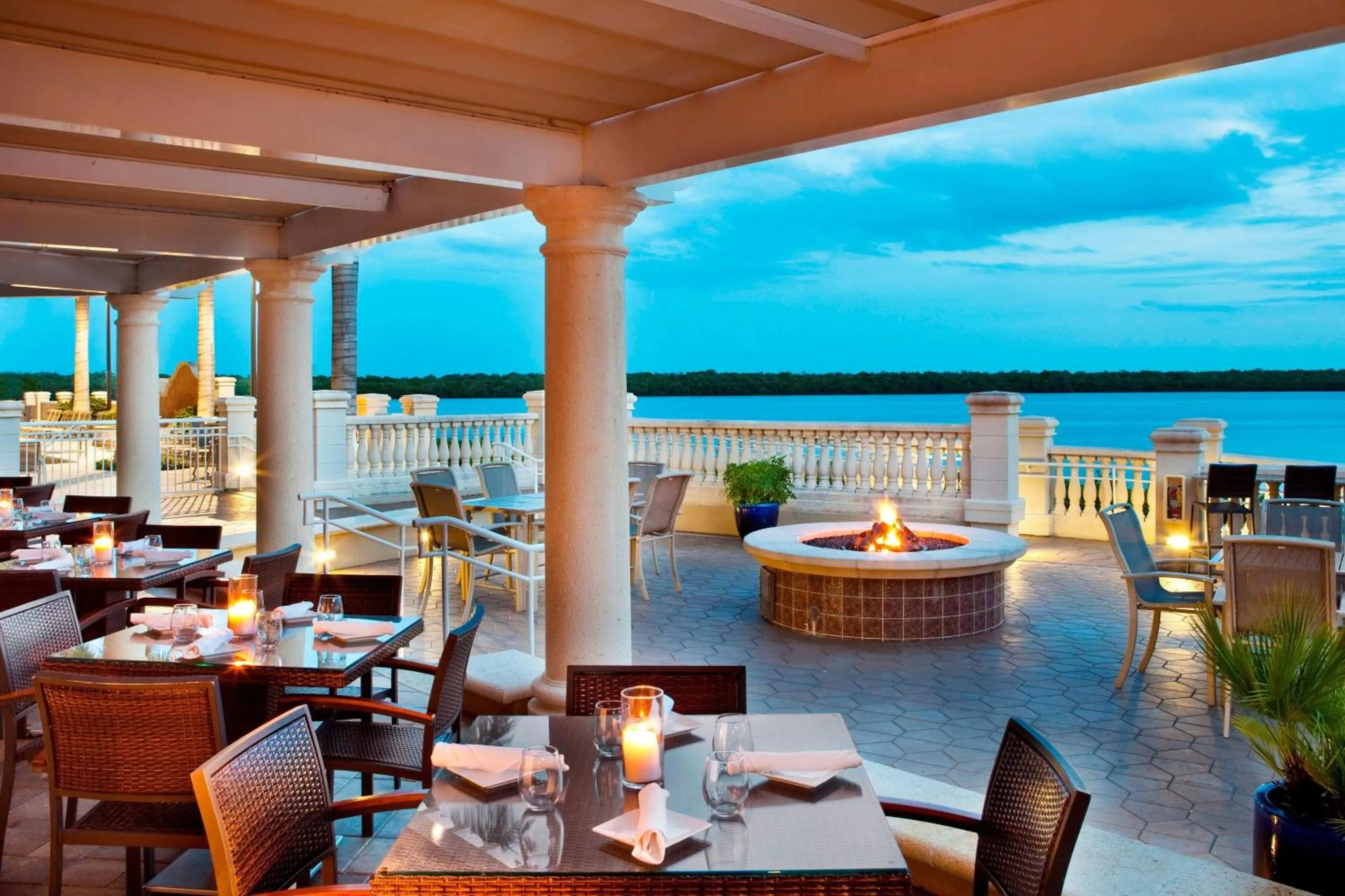 Lounge or bar in The Westin Cape Coral Resort at Marina Village