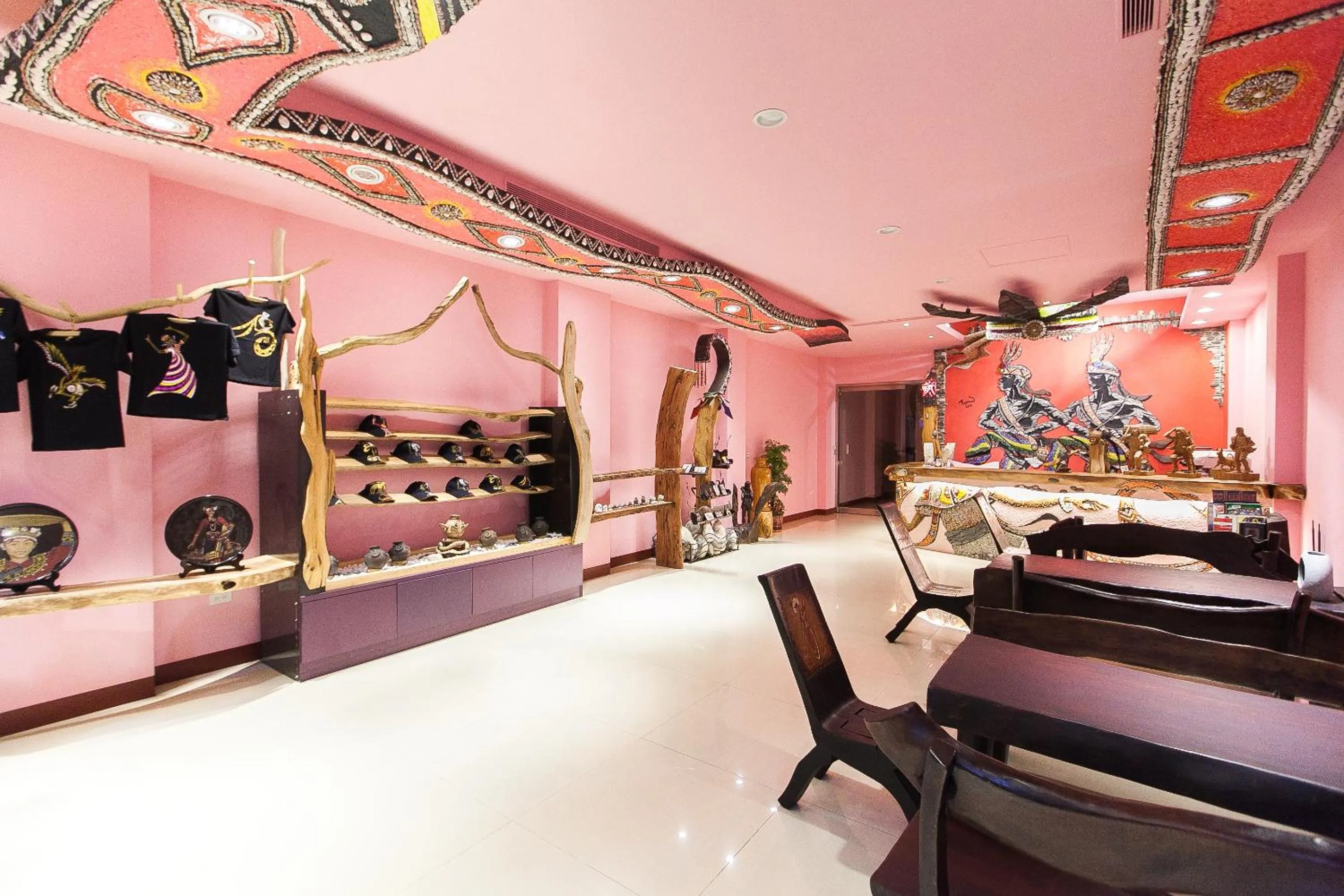 Communal lounge/ TV room in Makabahi B&B