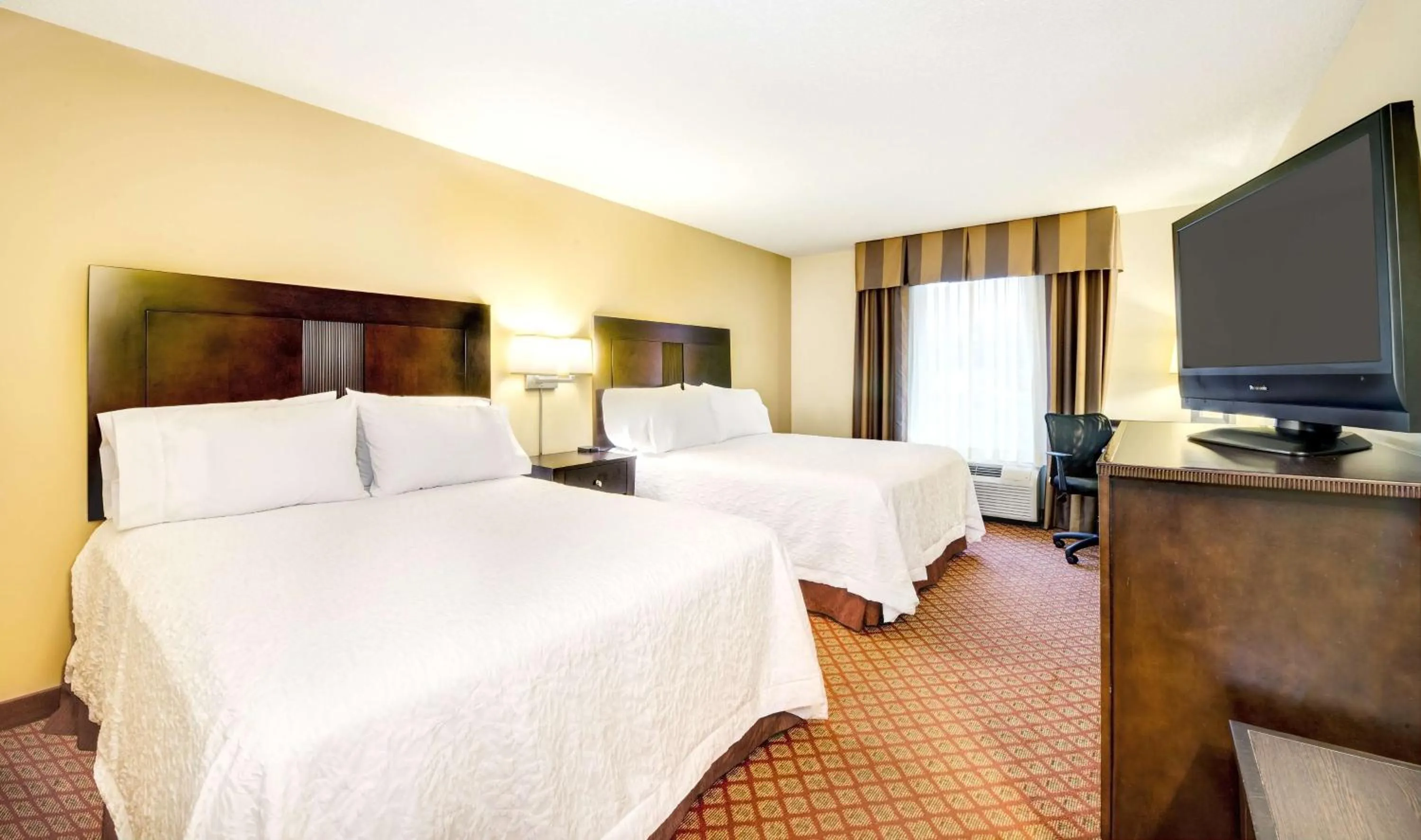 Bed in Hampton Inn & Suites Scottsboro