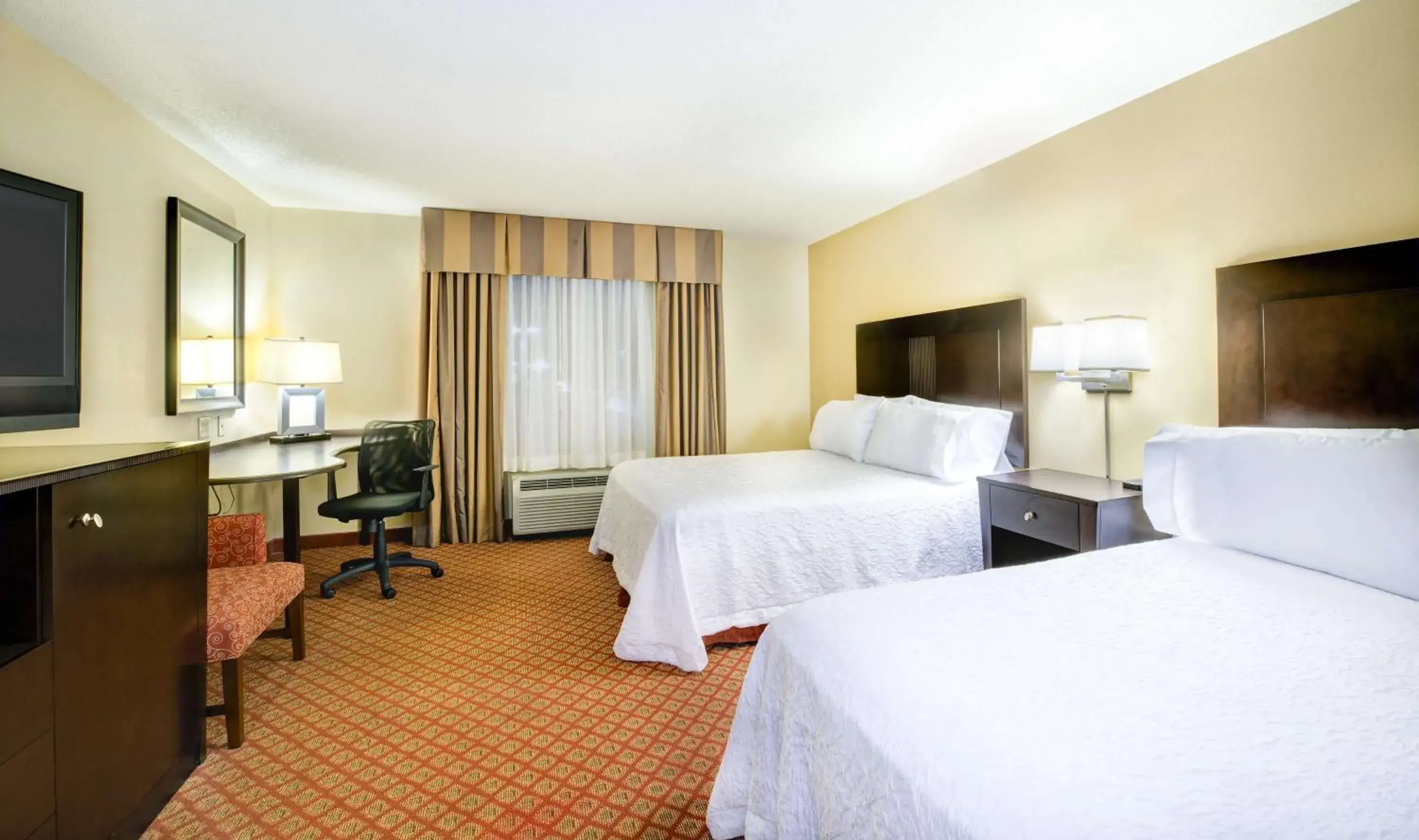 Queen Room with Two Queen Beds - Mobility and Hearing Access/Non-Smoking in Hampton Inn & Suites Scottsboro Queen Room with Two Queen Beds - Mobility and Hearing Access/Non-Smoking in Hampton Inn & Suites Scottsboro