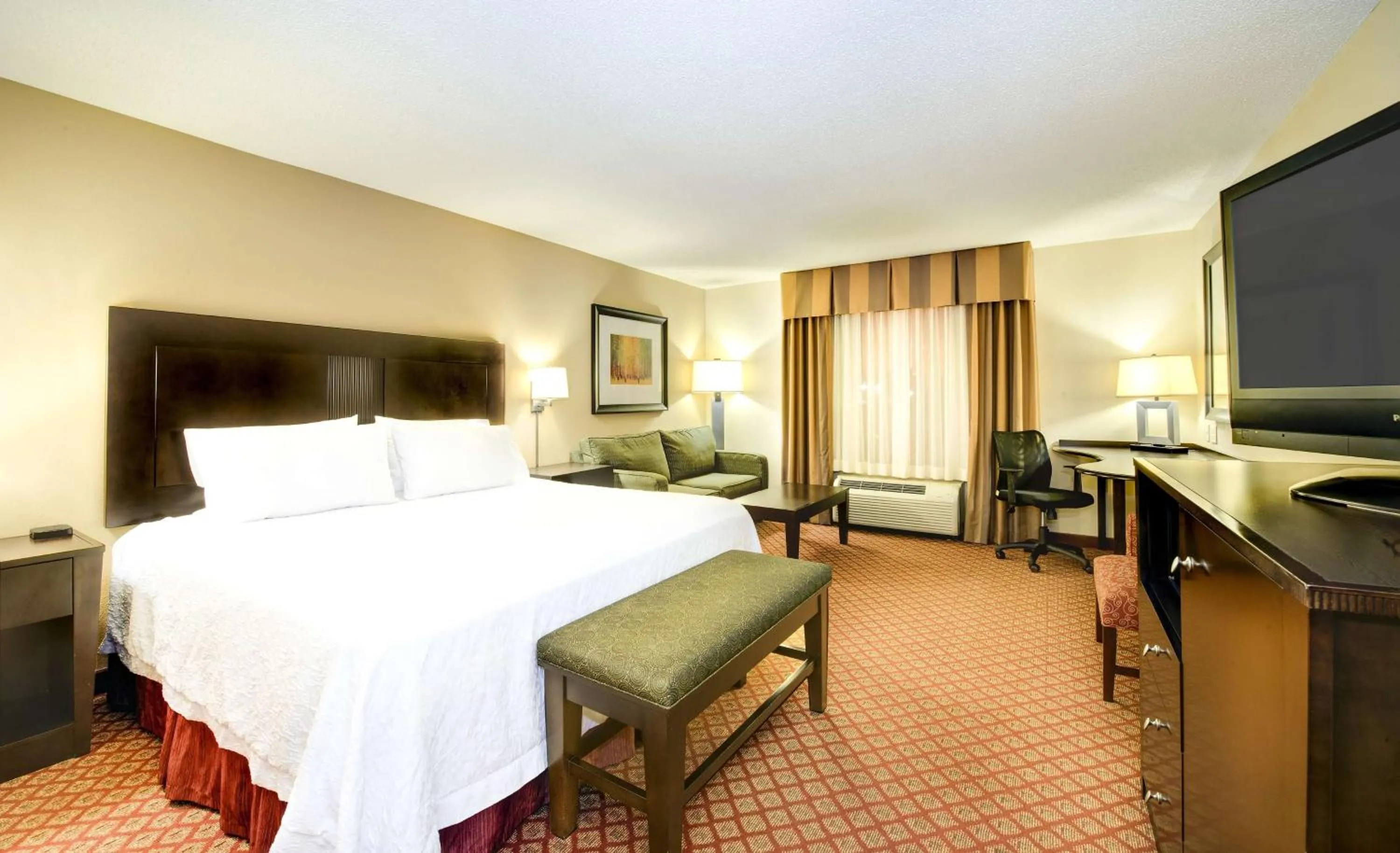 Bed in Hampton Inn & Suites Scottsboro