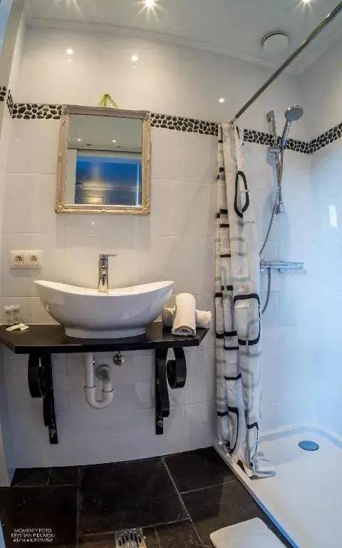 Quadruple Room with Bathroom in Hostel Lybeer Bruges Quadruple Room with Bathroom in Hostel Lybeer Bruges