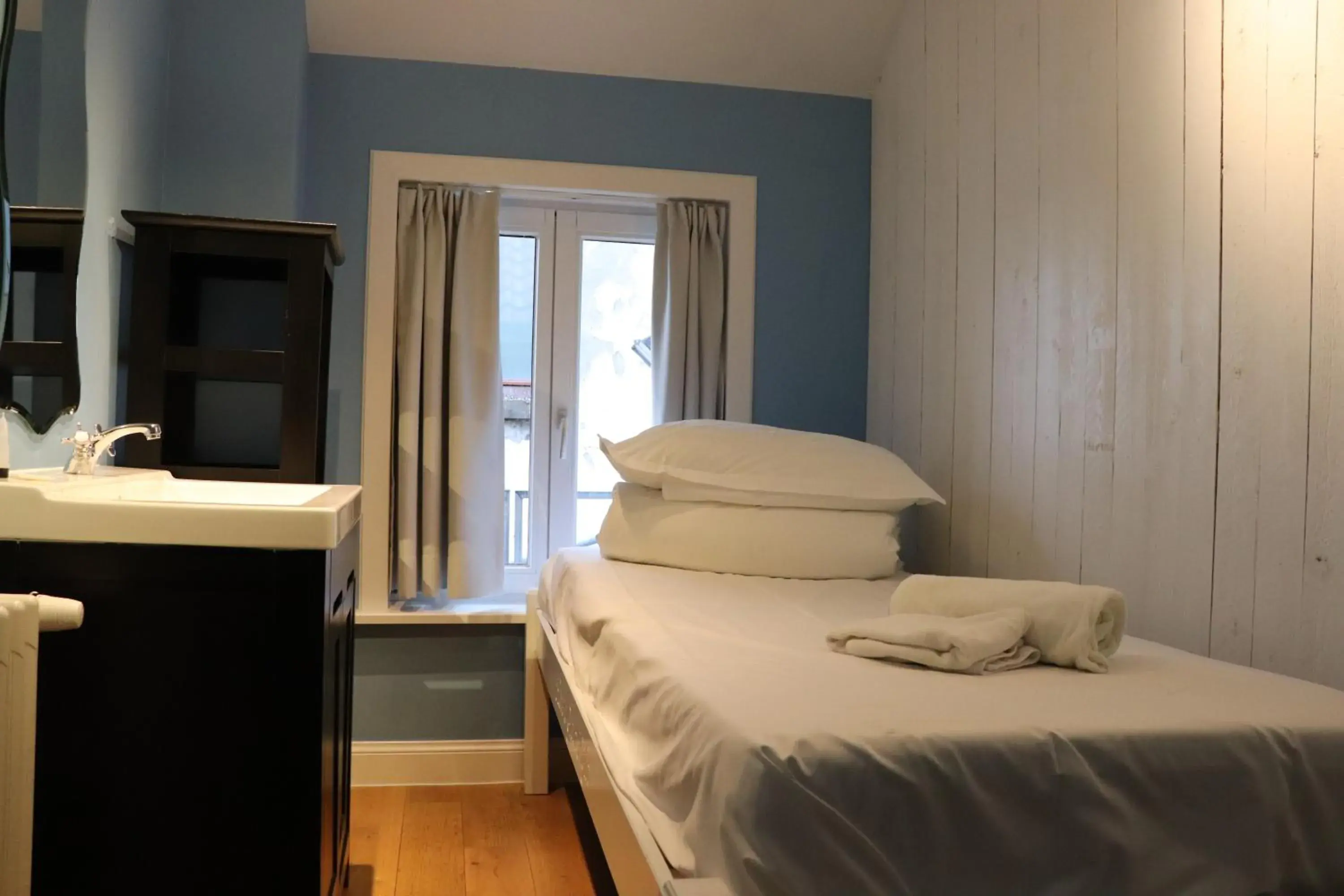 Single Room with Shared Bathroom in Hostel Lybeer Bruges Single Room with Shared Bathroom in Hostel Lybeer Bruges