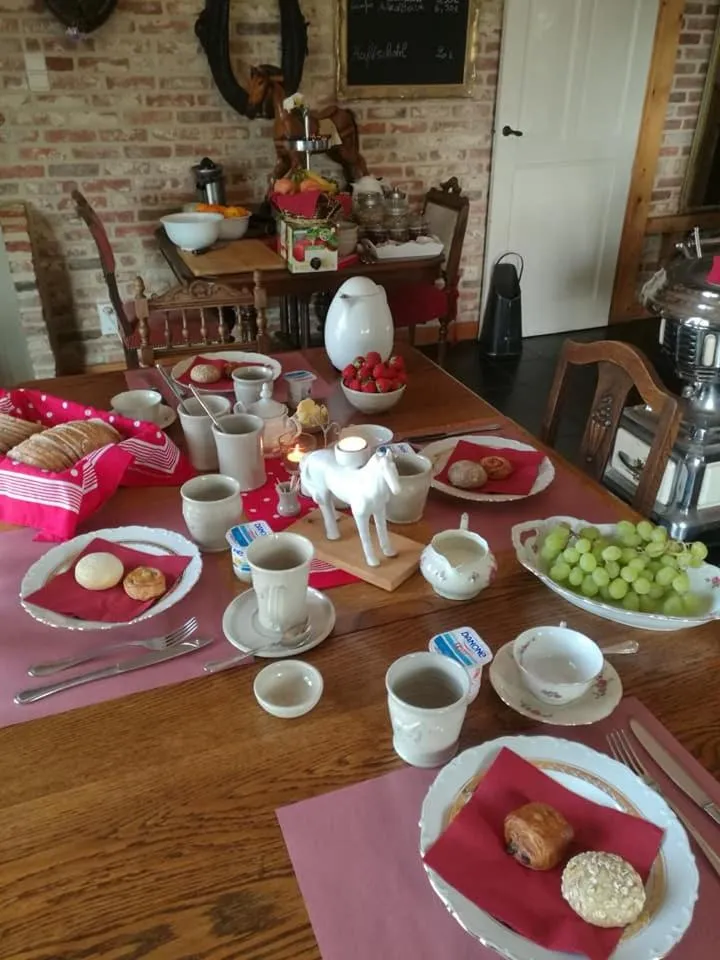 Continental breakfast in De Blauwe Maaten