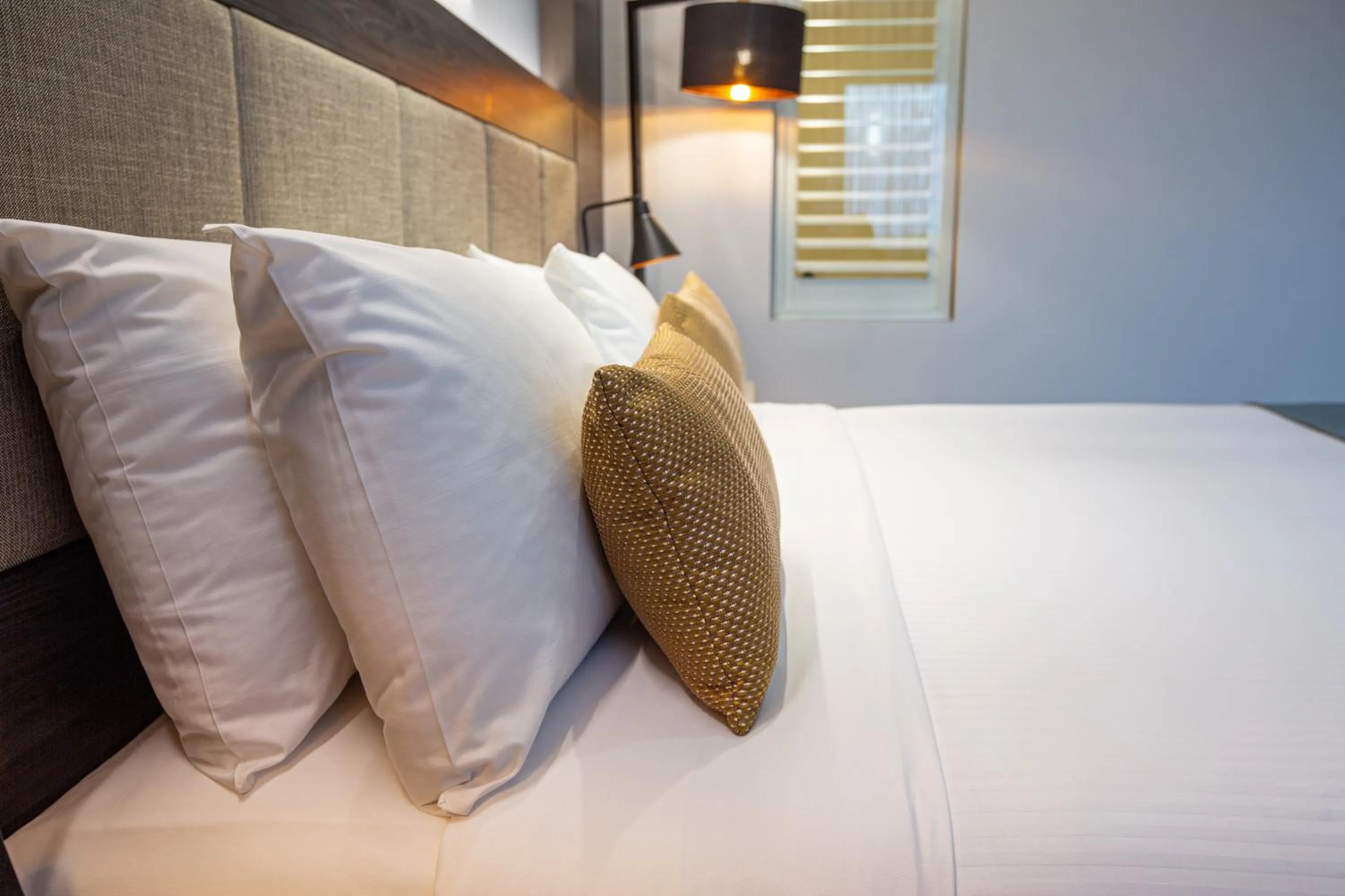 Bed in Mercure Sydney Liverpool