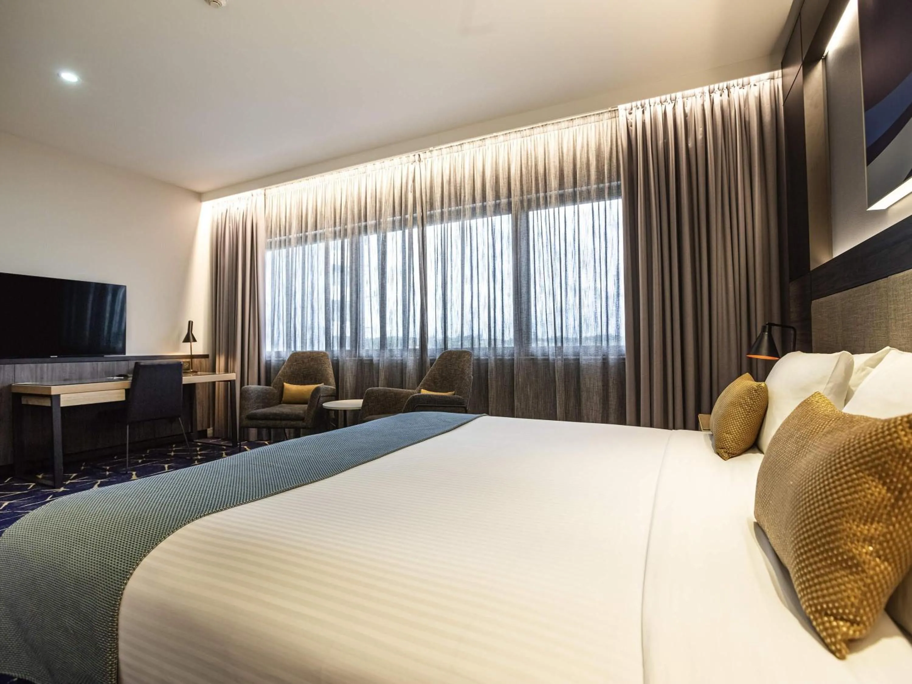 Bedroom, Bed in Mercure Sydney Liverpool