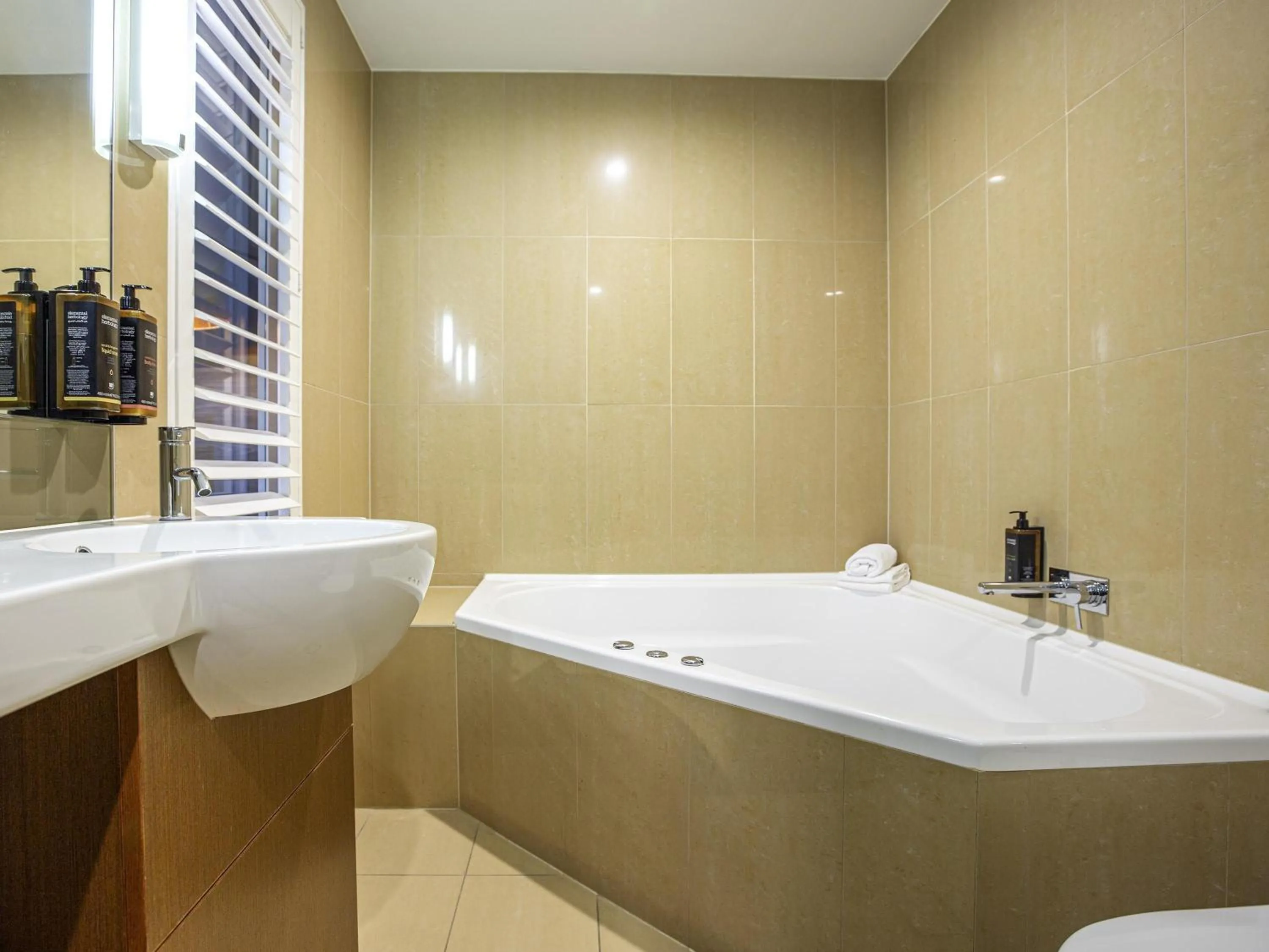 Bedroom in Mercure Sydney Liverpool