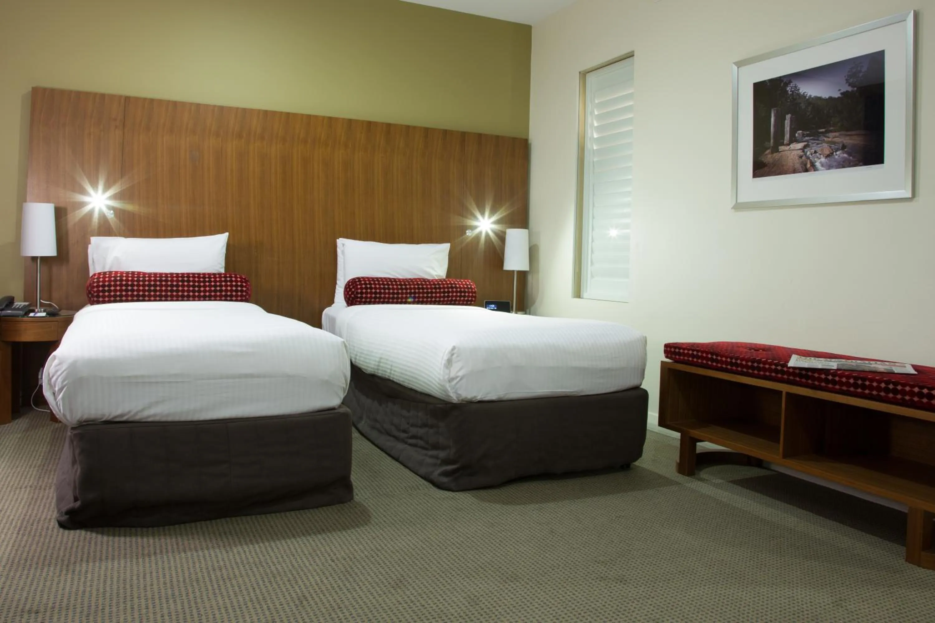 Photo of the whole room, Bed in Mercure Sydney Liverpool