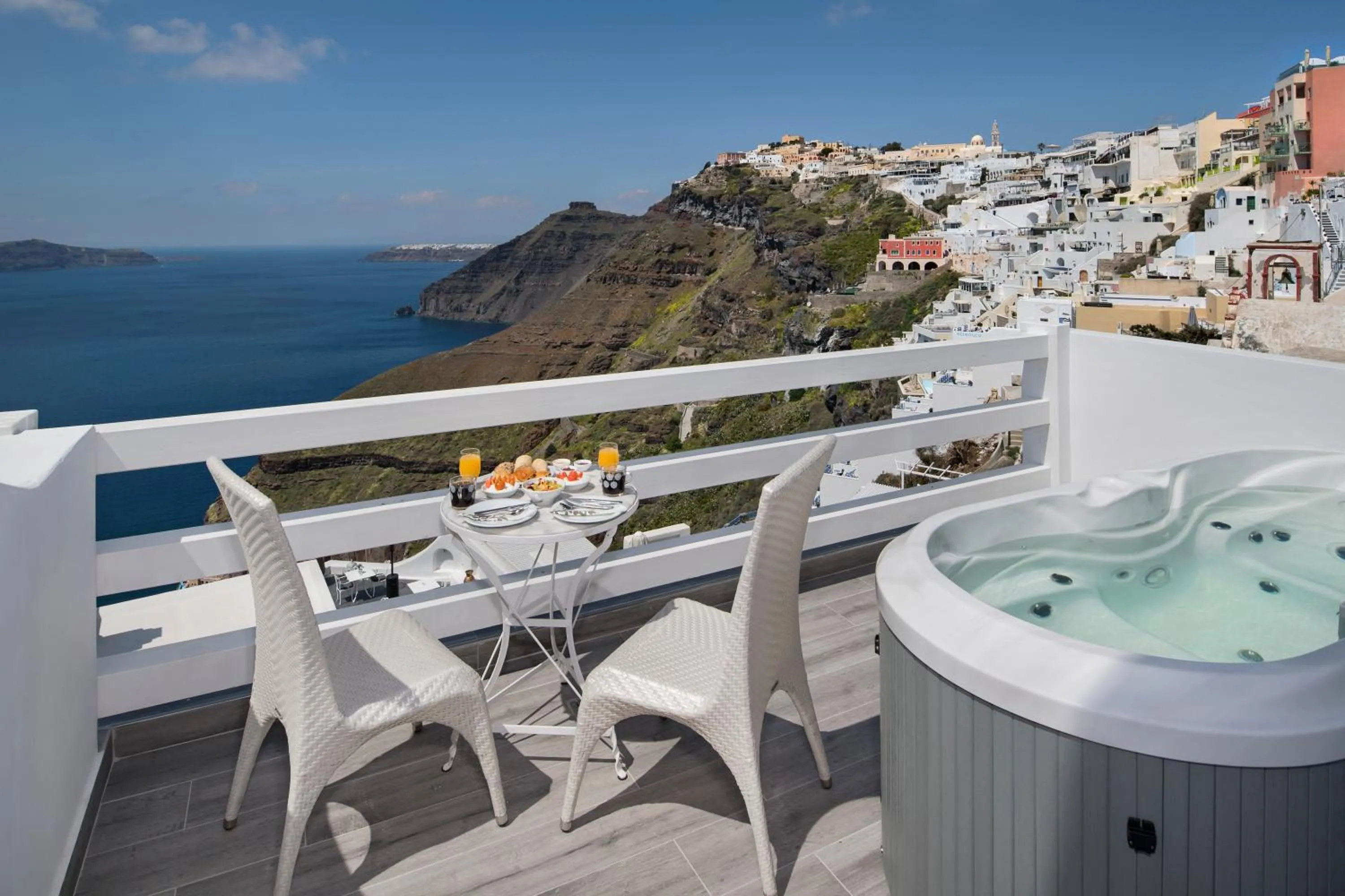 Hot Tub in Hotel Thireas