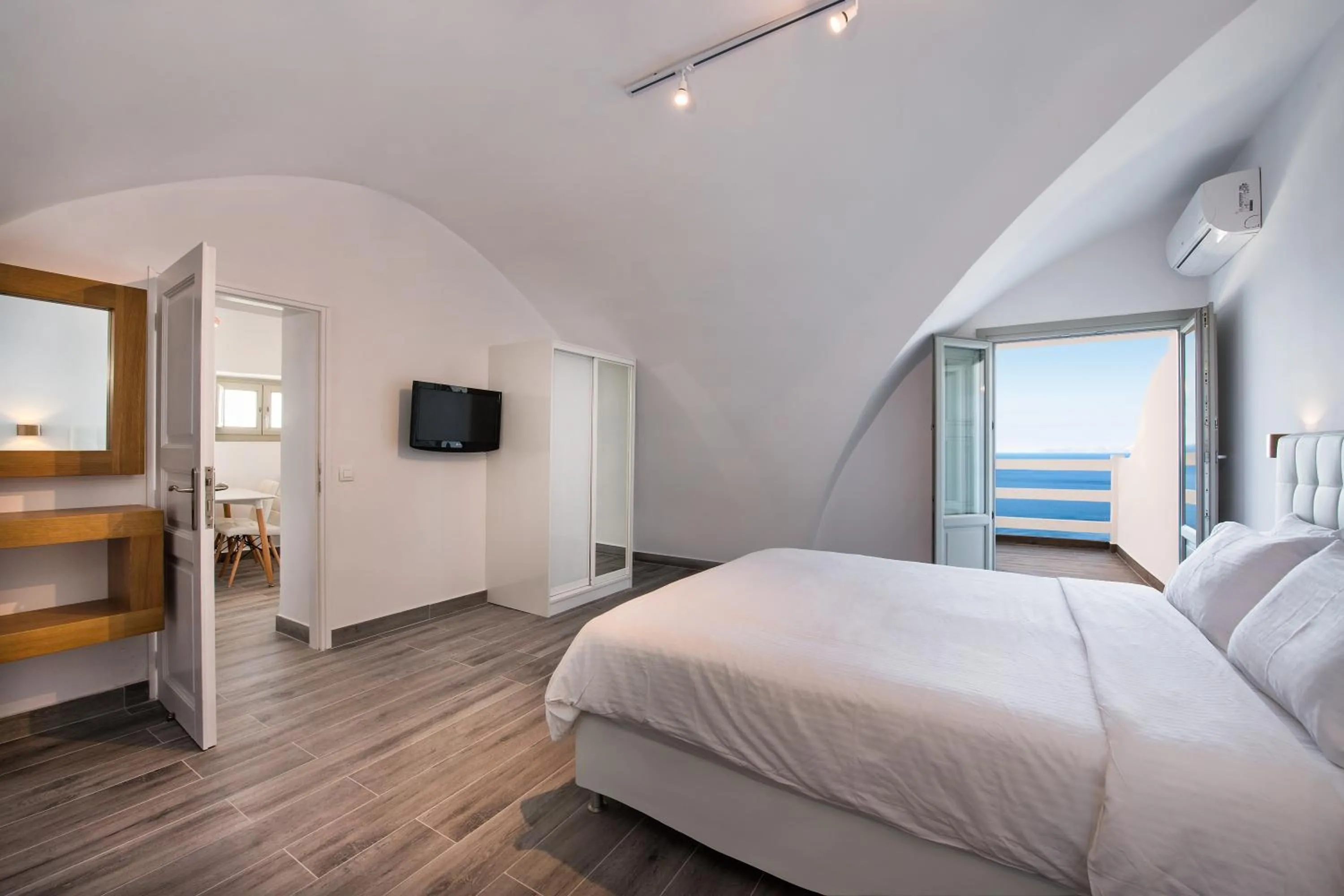 Bedroom, Bed in Hotel Thireas