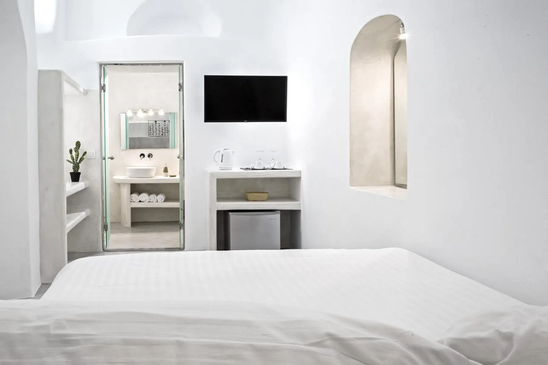 TV and multimedia, Bed in Hotel Thireas