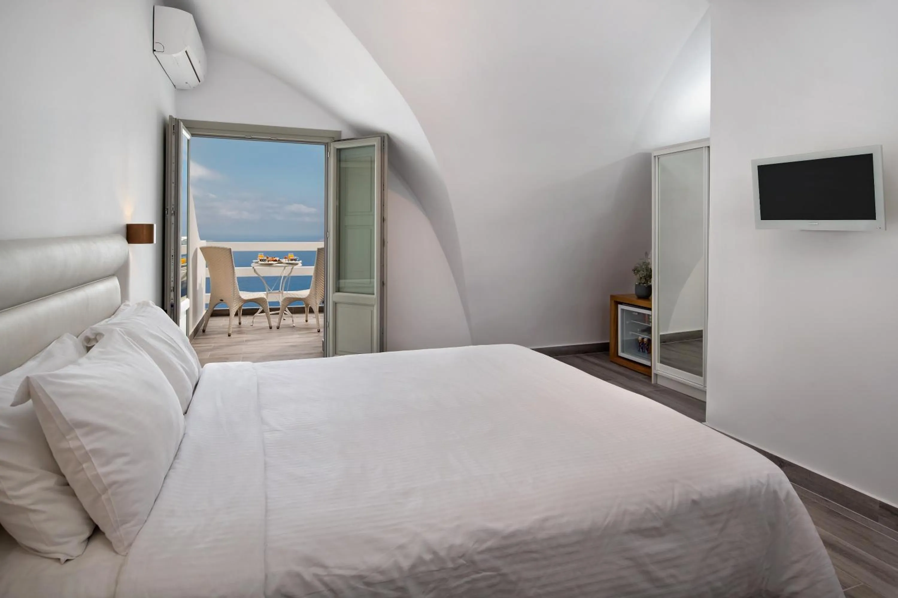 Bedroom, Bed in Hotel Thireas