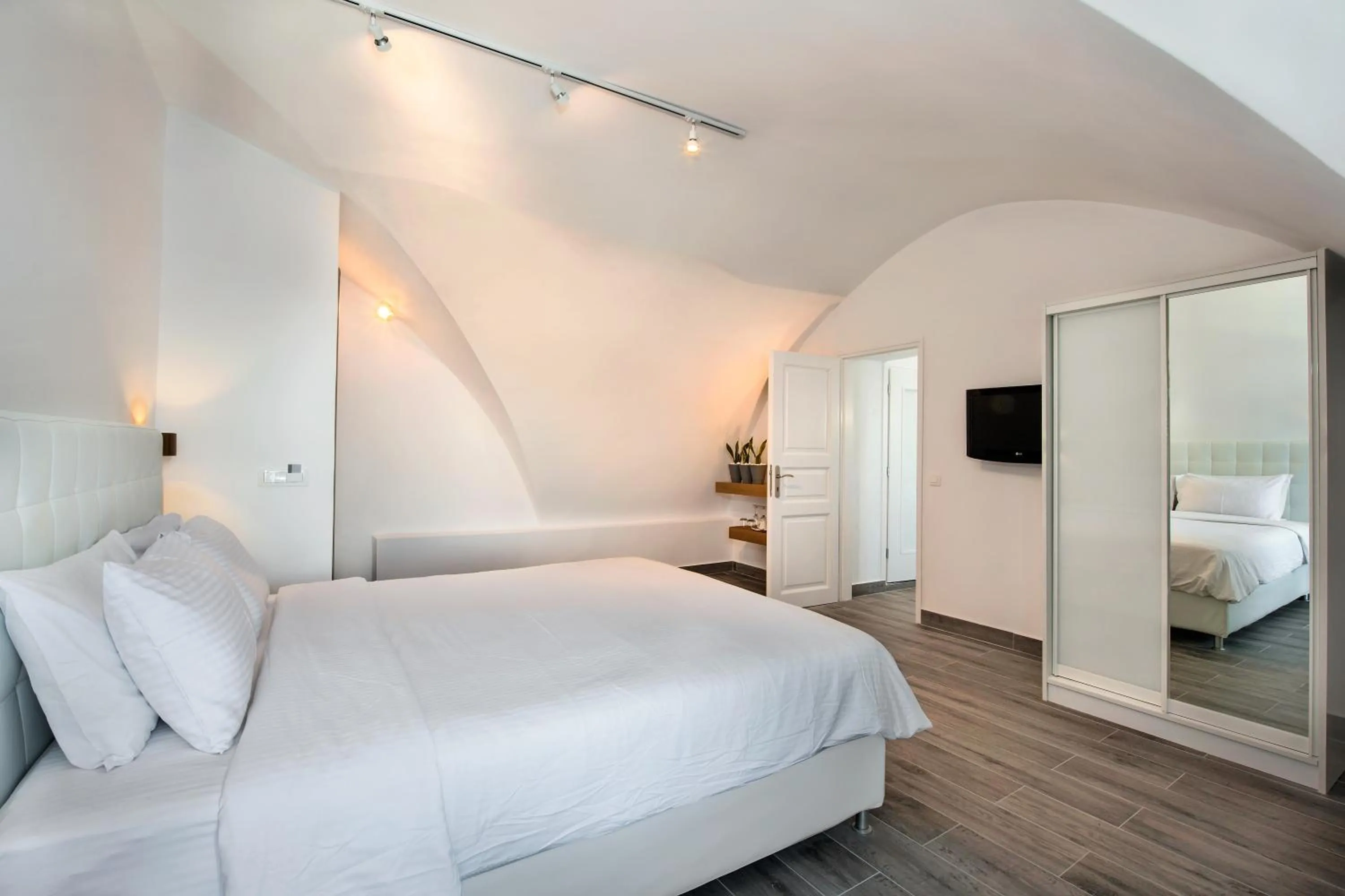 Bedroom, Bed in Hotel Thireas