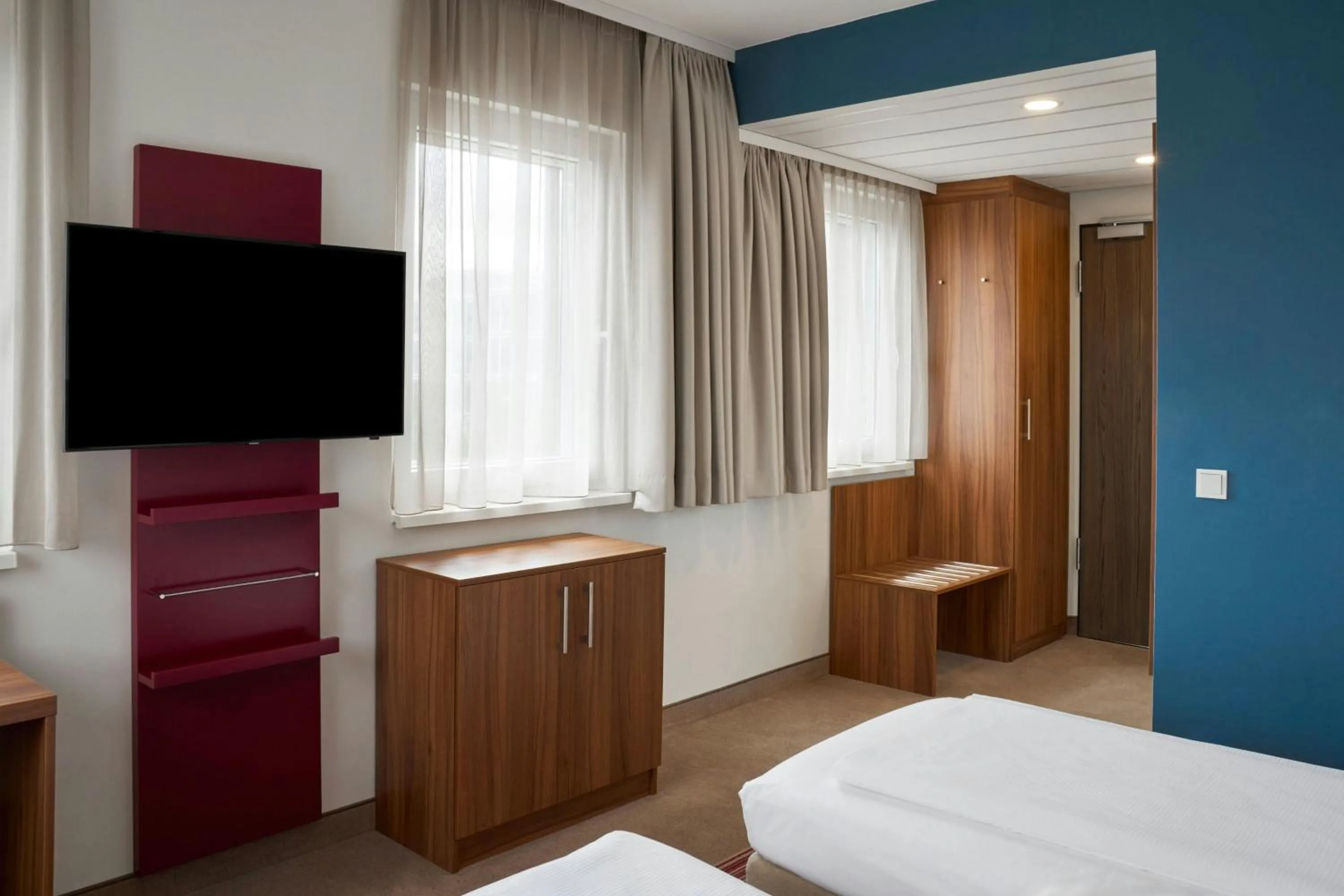 Photo of the whole room, Bed in Four Points Flex by Sheraton Essen
