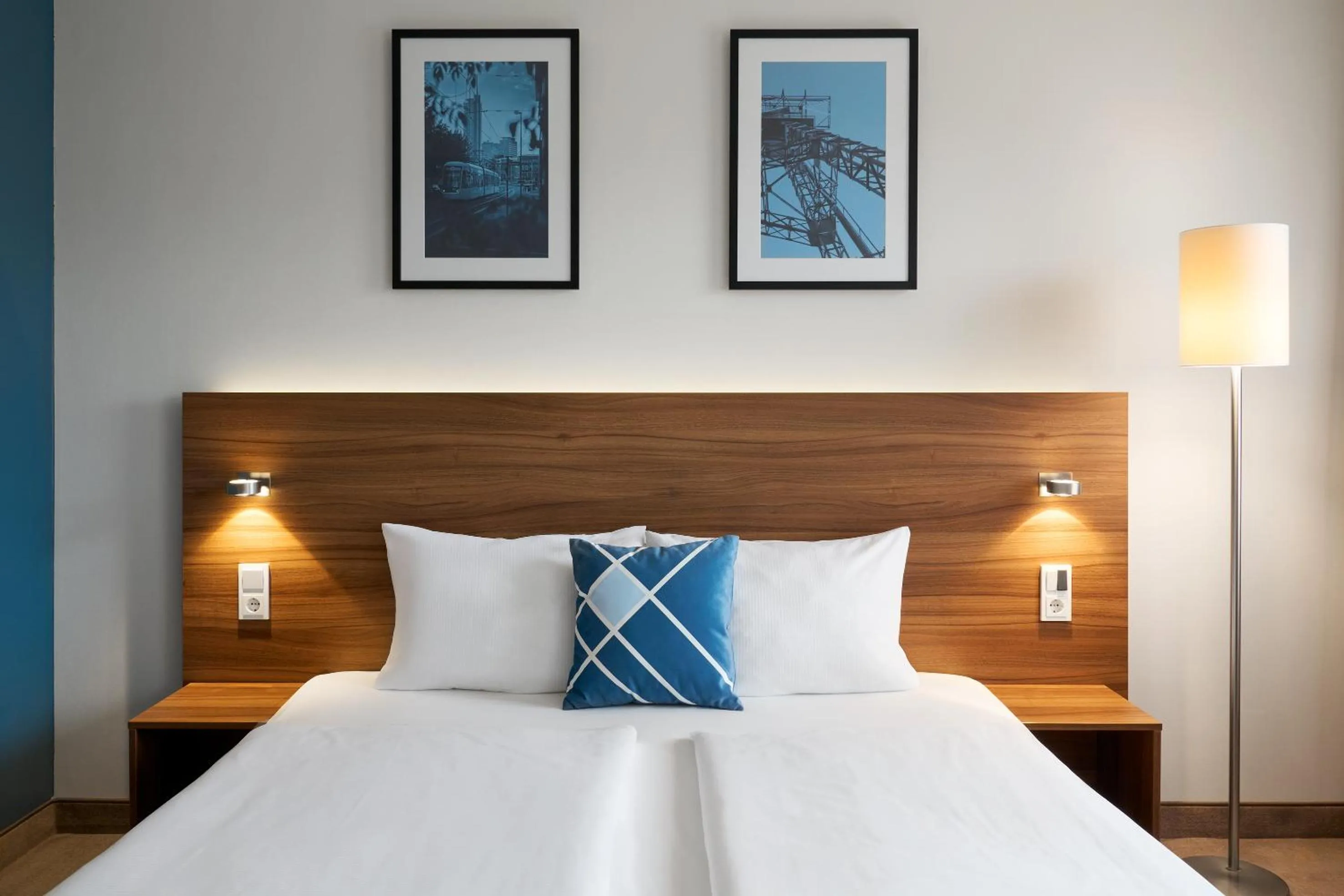 Photo of the whole room, Bed in Four Points Flex by Sheraton Essen