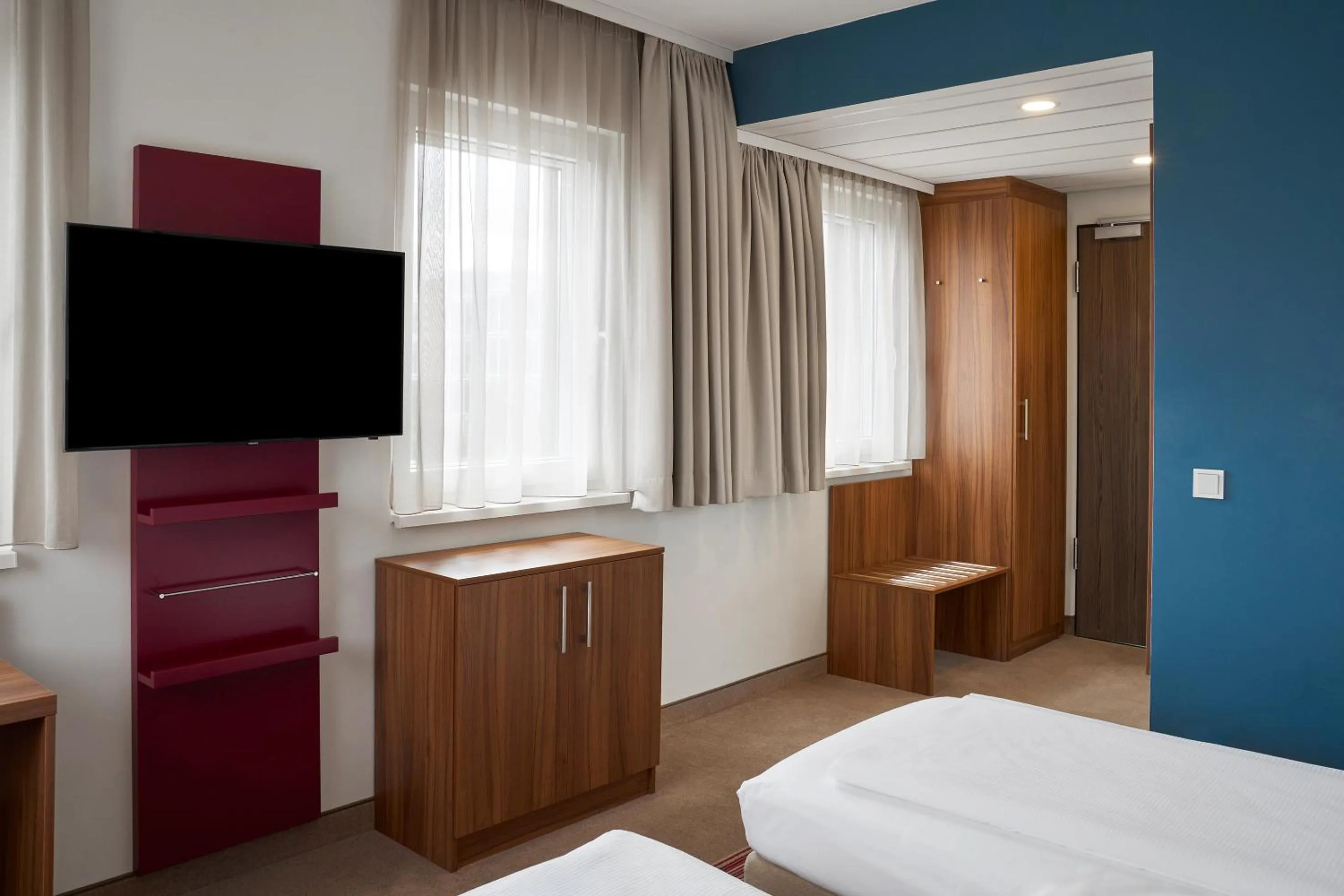 Photo of the whole room, Bed in Four Points Flex by Sheraton Essen