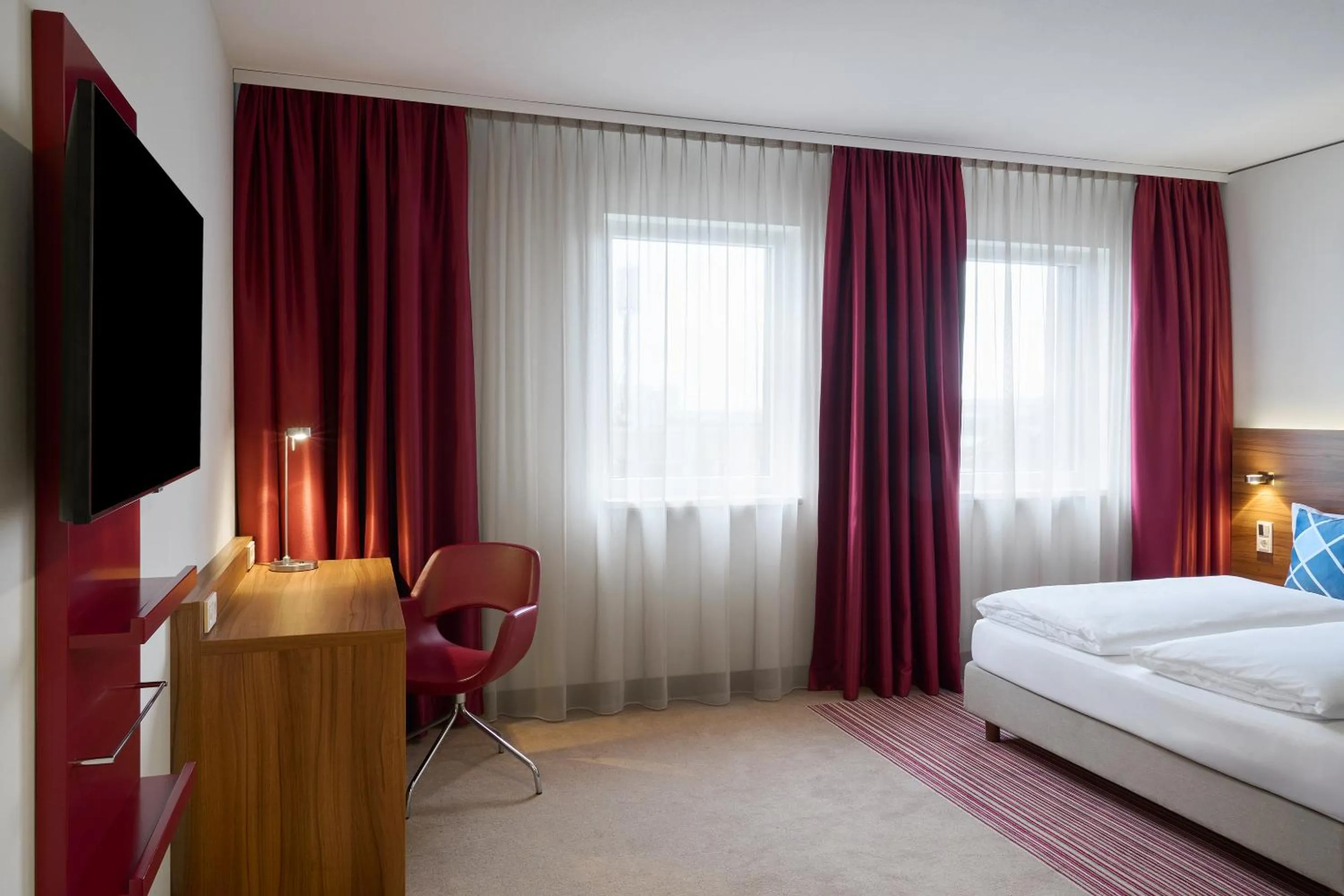 Photo of the whole room, Bed in Four Points Flex by Sheraton Essen