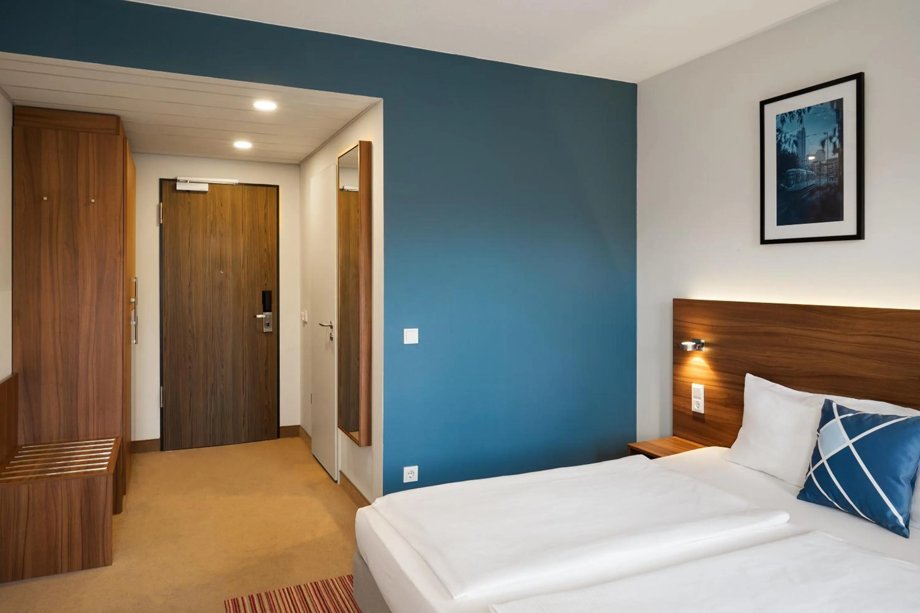 Photo of the whole room, Bed in Four Points Flex by Sheraton Essen
