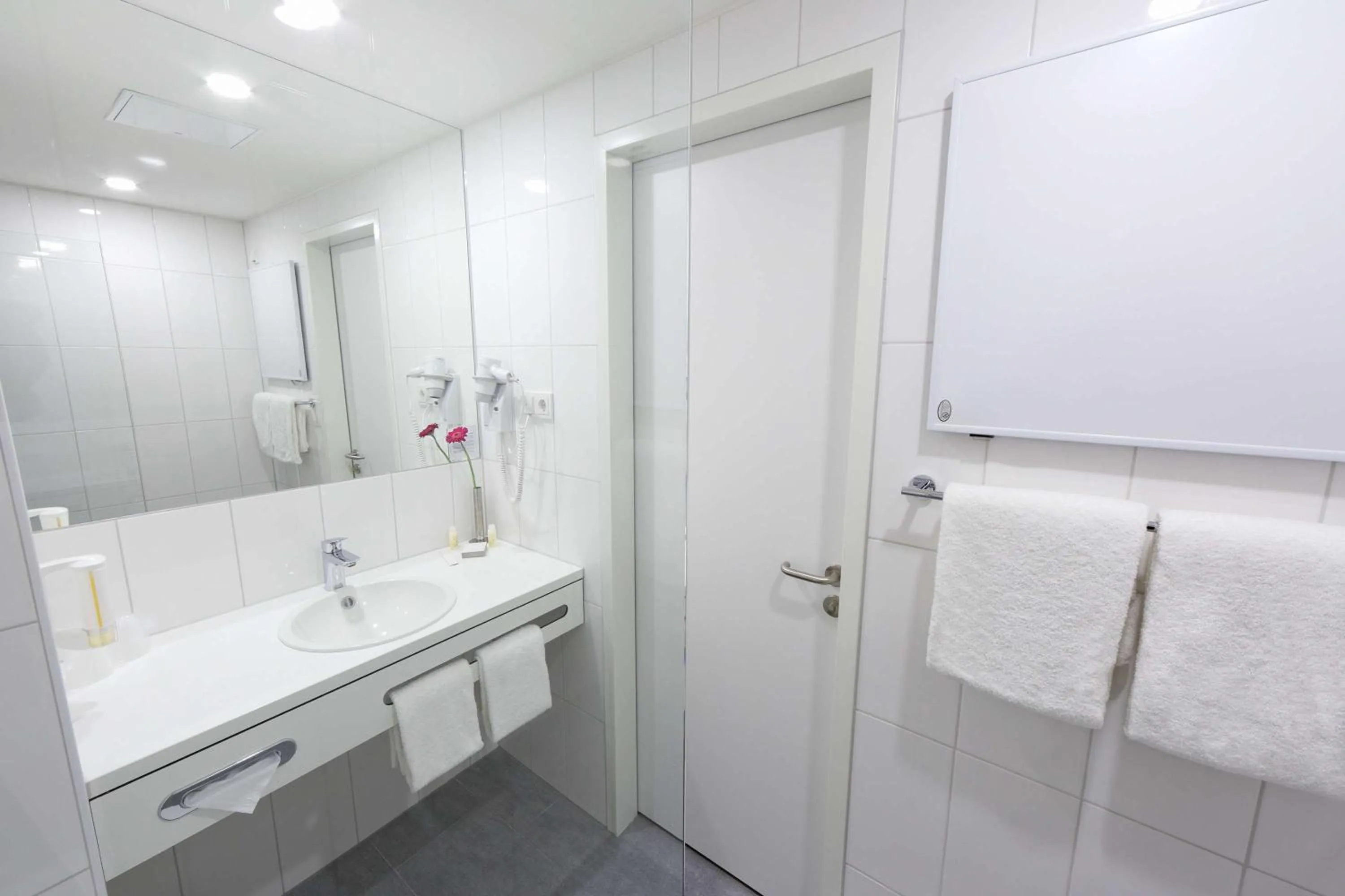 Bathroom in Four Points Flex by Sheraton Essen