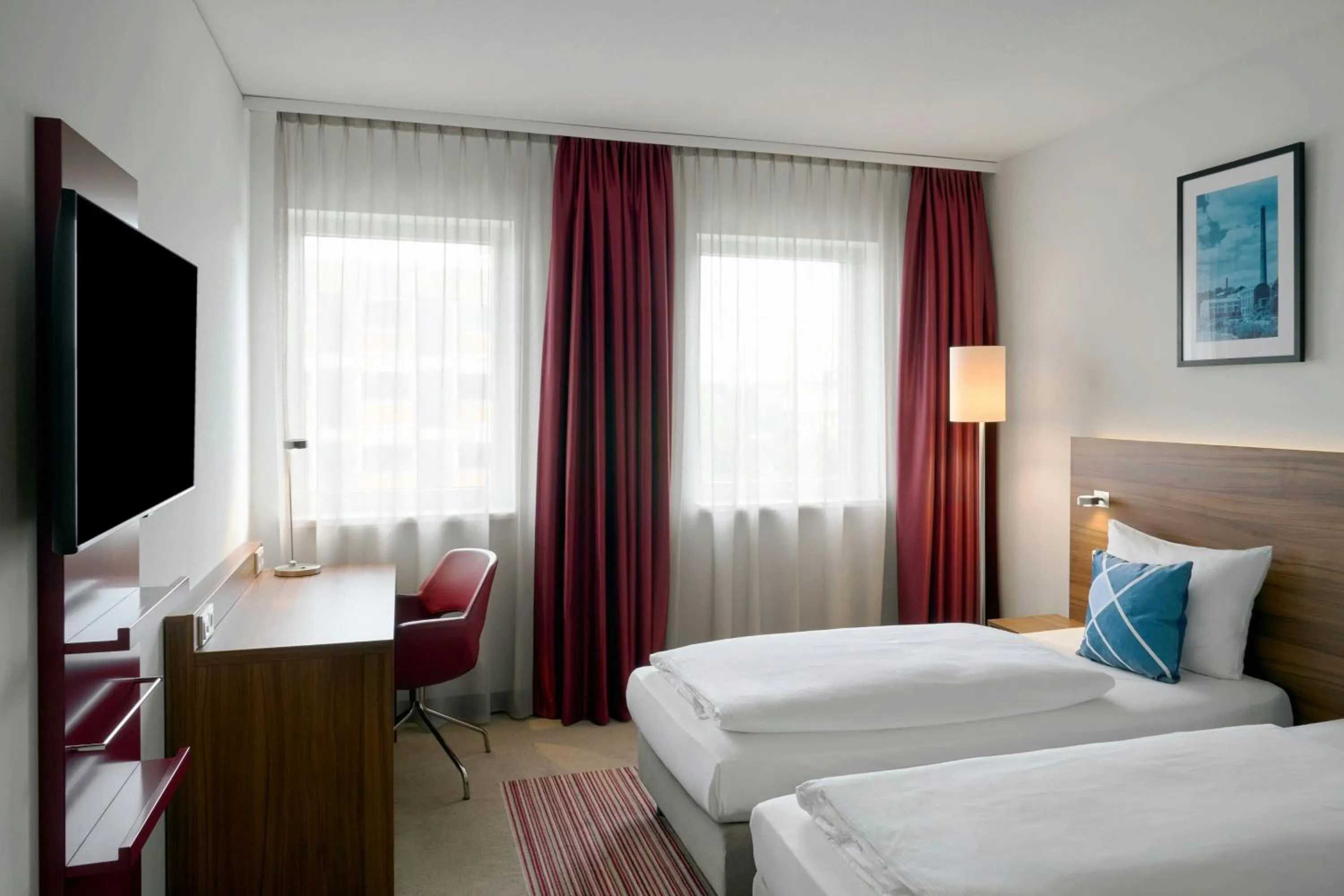 Photo of the whole room, Bed in Four Points Flex by Sheraton Essen