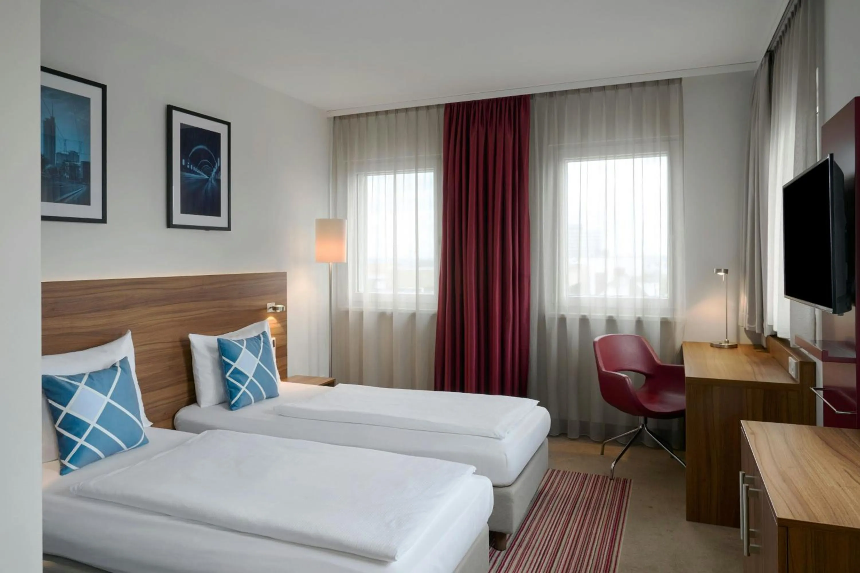 Photo of the whole room, Bed in Four Points Flex by Sheraton Essen