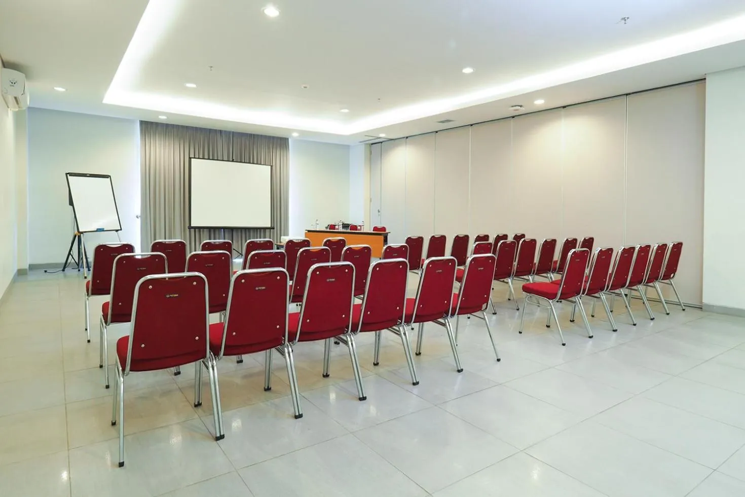 Meeting/conference room in Amaris Hotel Sriwedari Solo