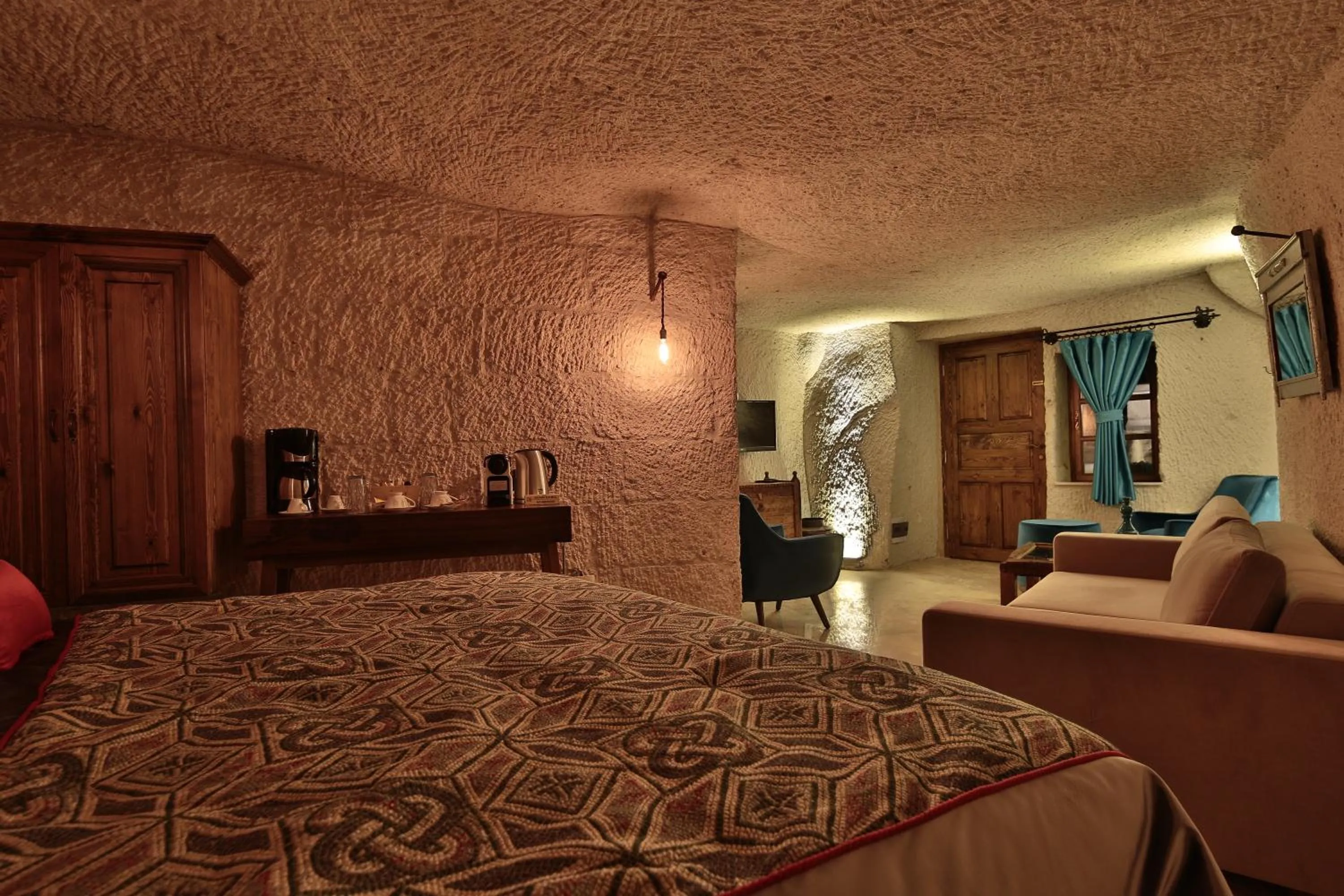 Photo of the whole room, Bed in The Owl Cave Hotel