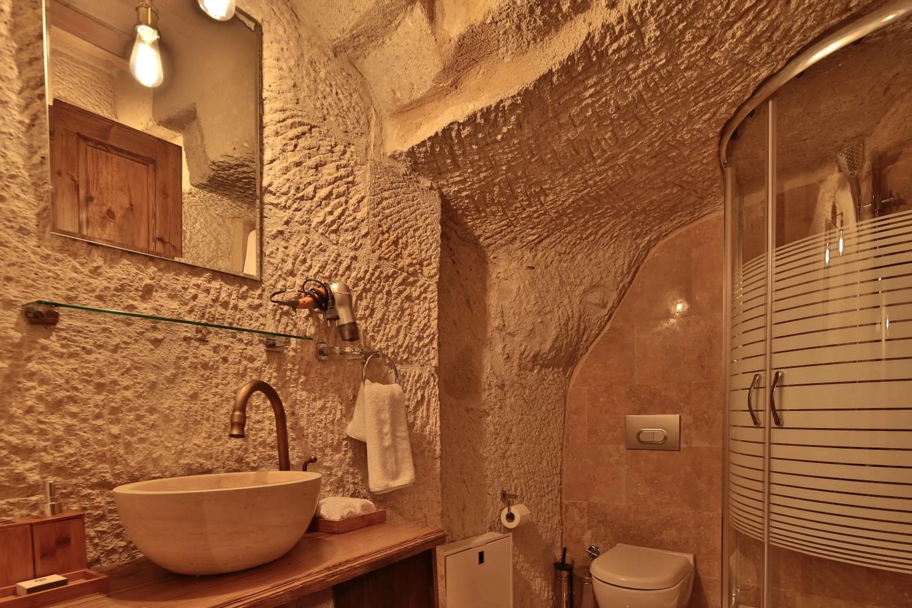 Bathroom in The Owl Cave Hotel