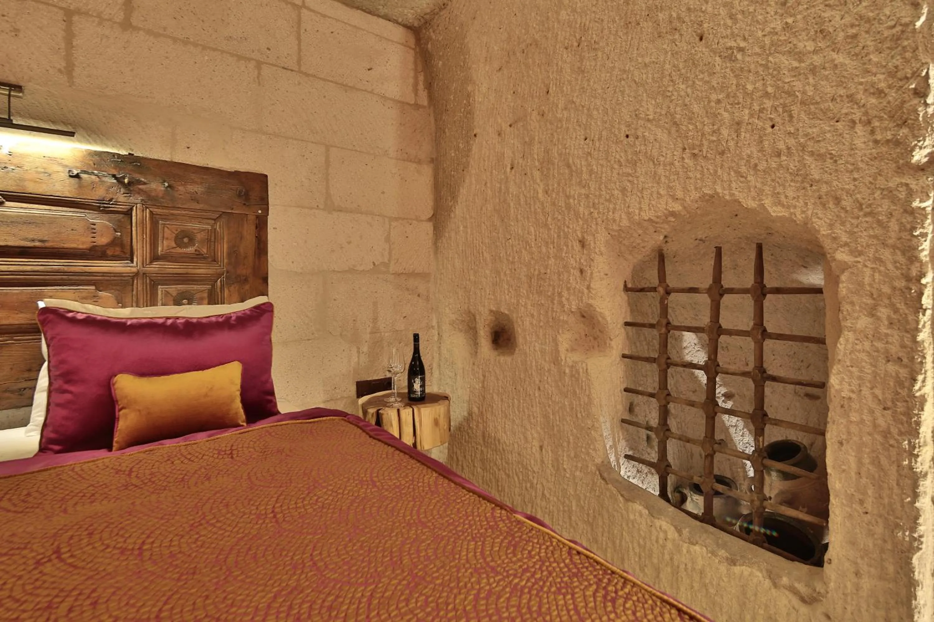 Photo of the whole room, Bed in The Owl Cave Hotel