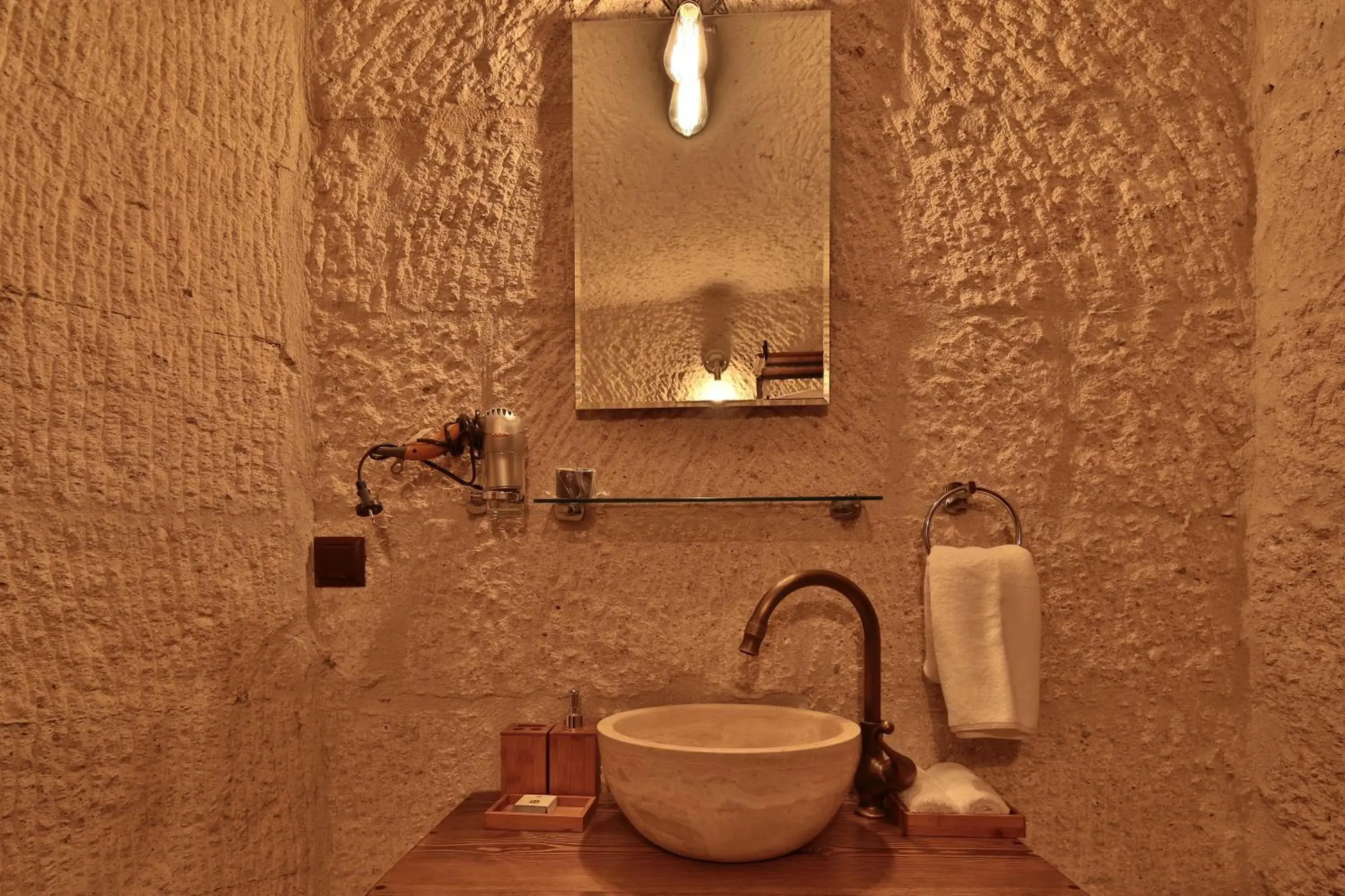 Deluxe King Suite in The Owl Cave Hotel Deluxe King Suite in The Owl Cave Hotel