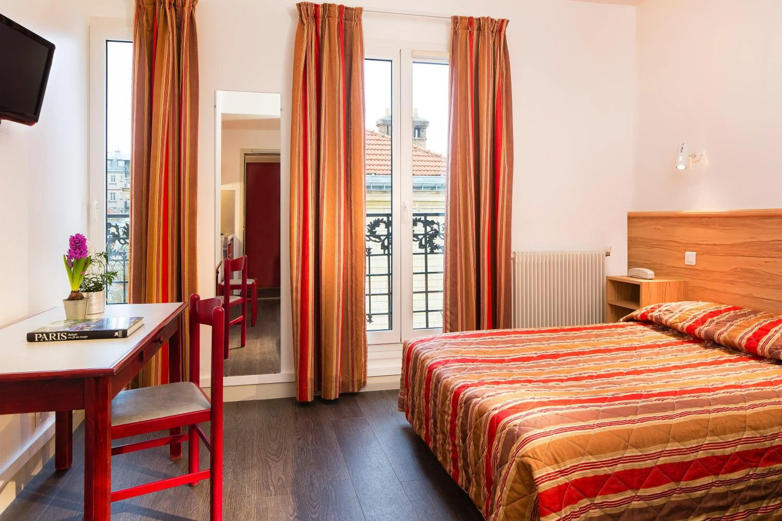 Photo of the whole room, Bed in Family Residence