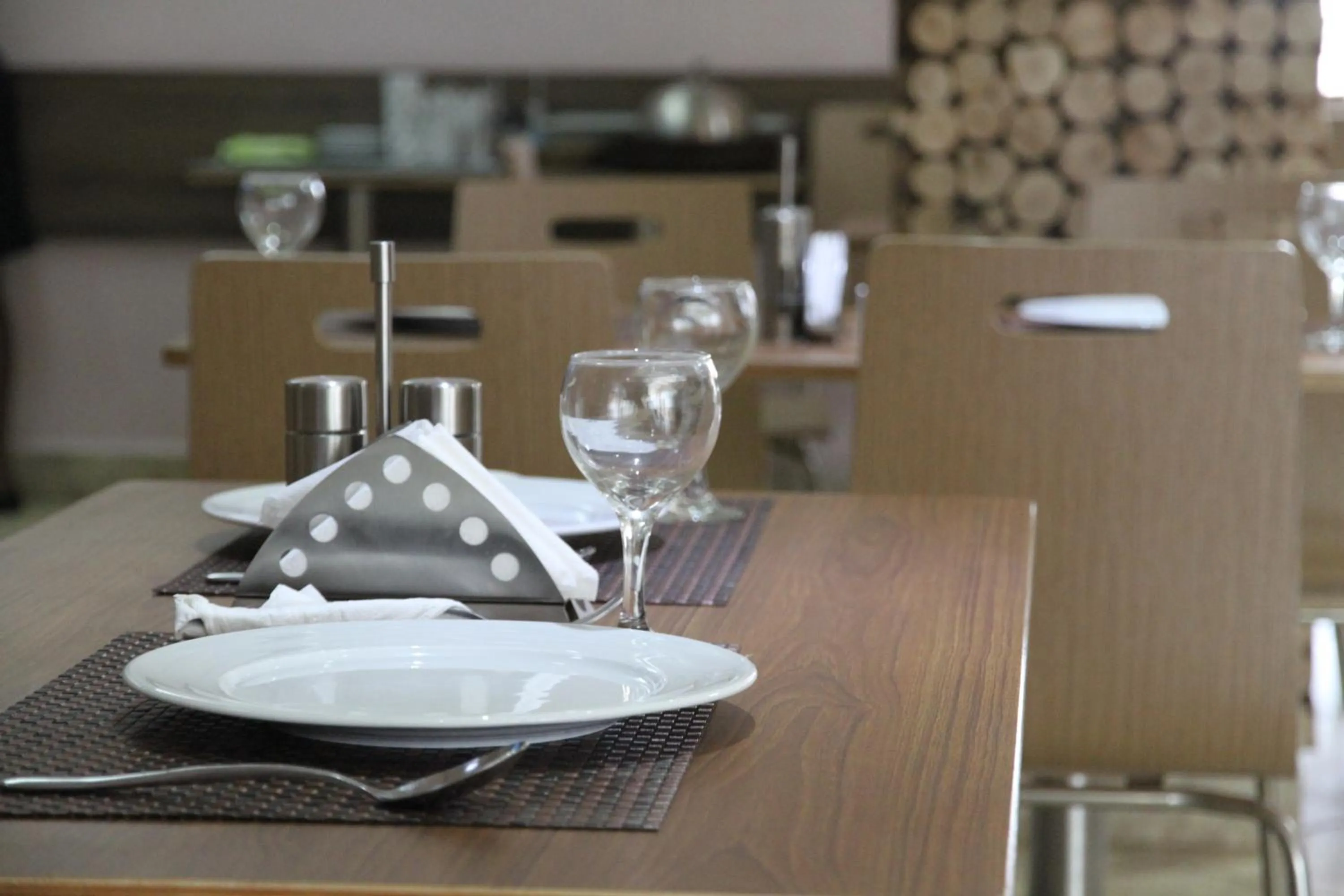 Restaurant/places to eat in Namayiba Park Hotel Kampala