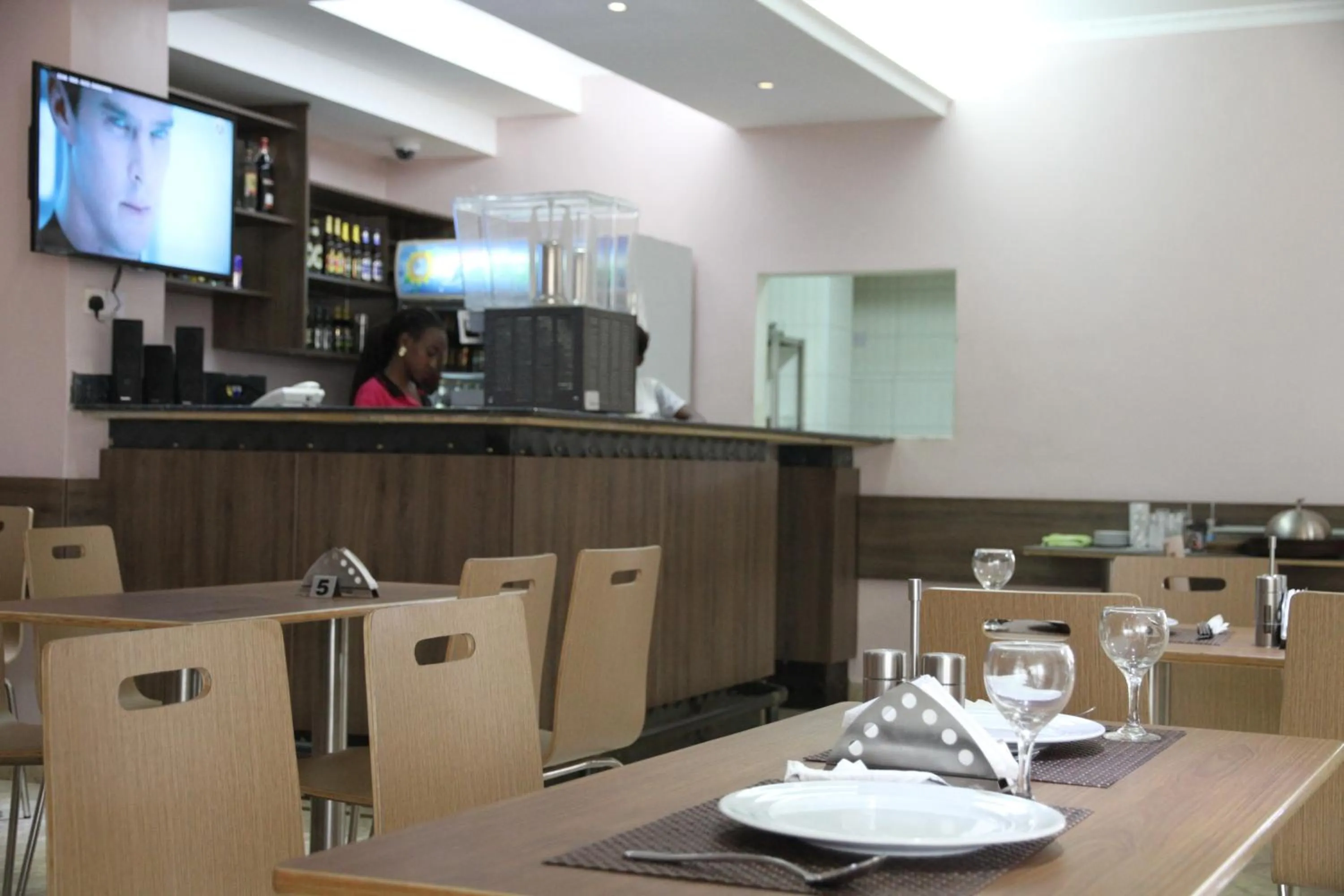 Restaurant/places to eat in Namayiba Park Hotel Kampala