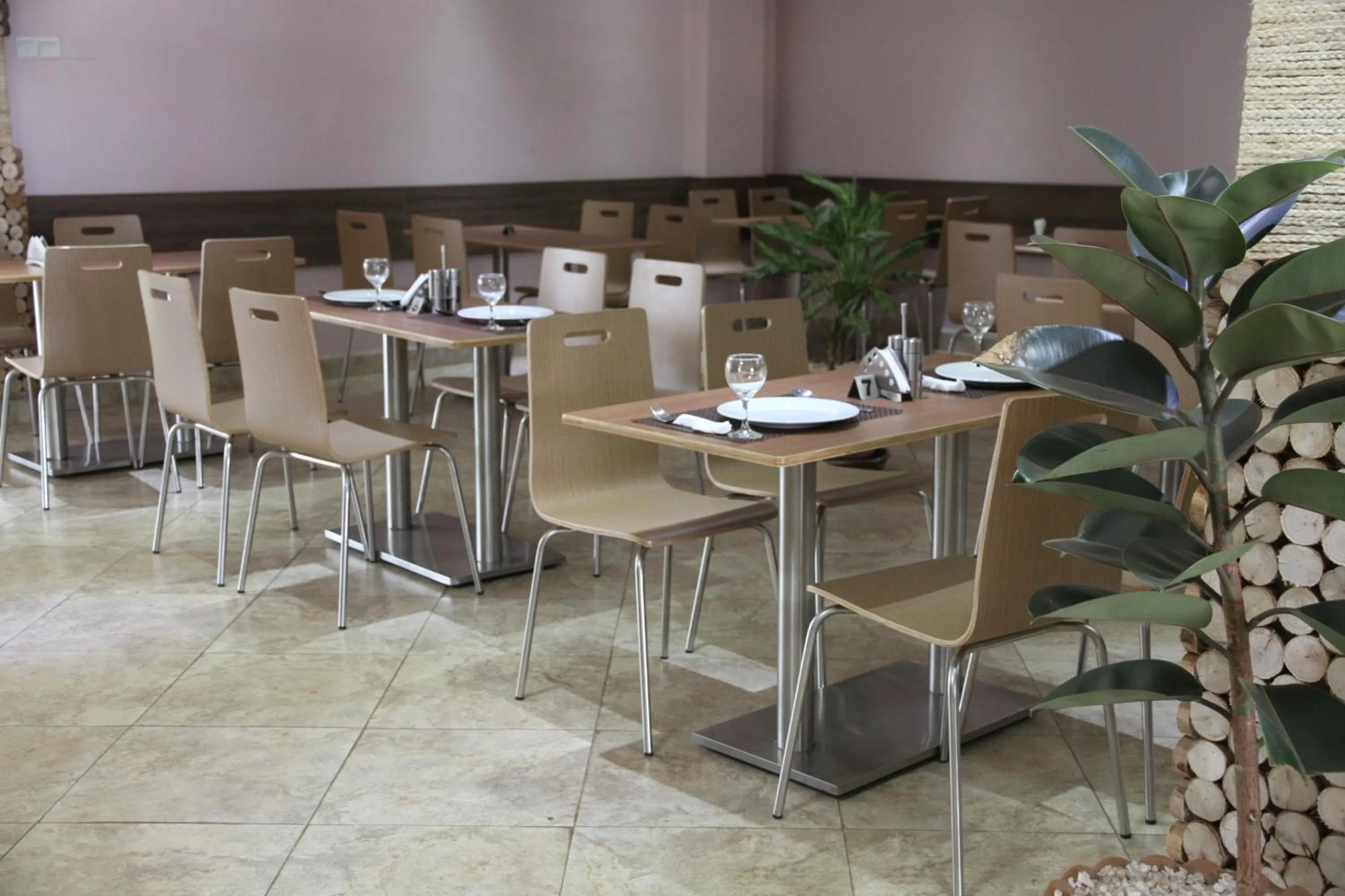 Restaurant/places to eat in Namayiba Park Hotel Kampala