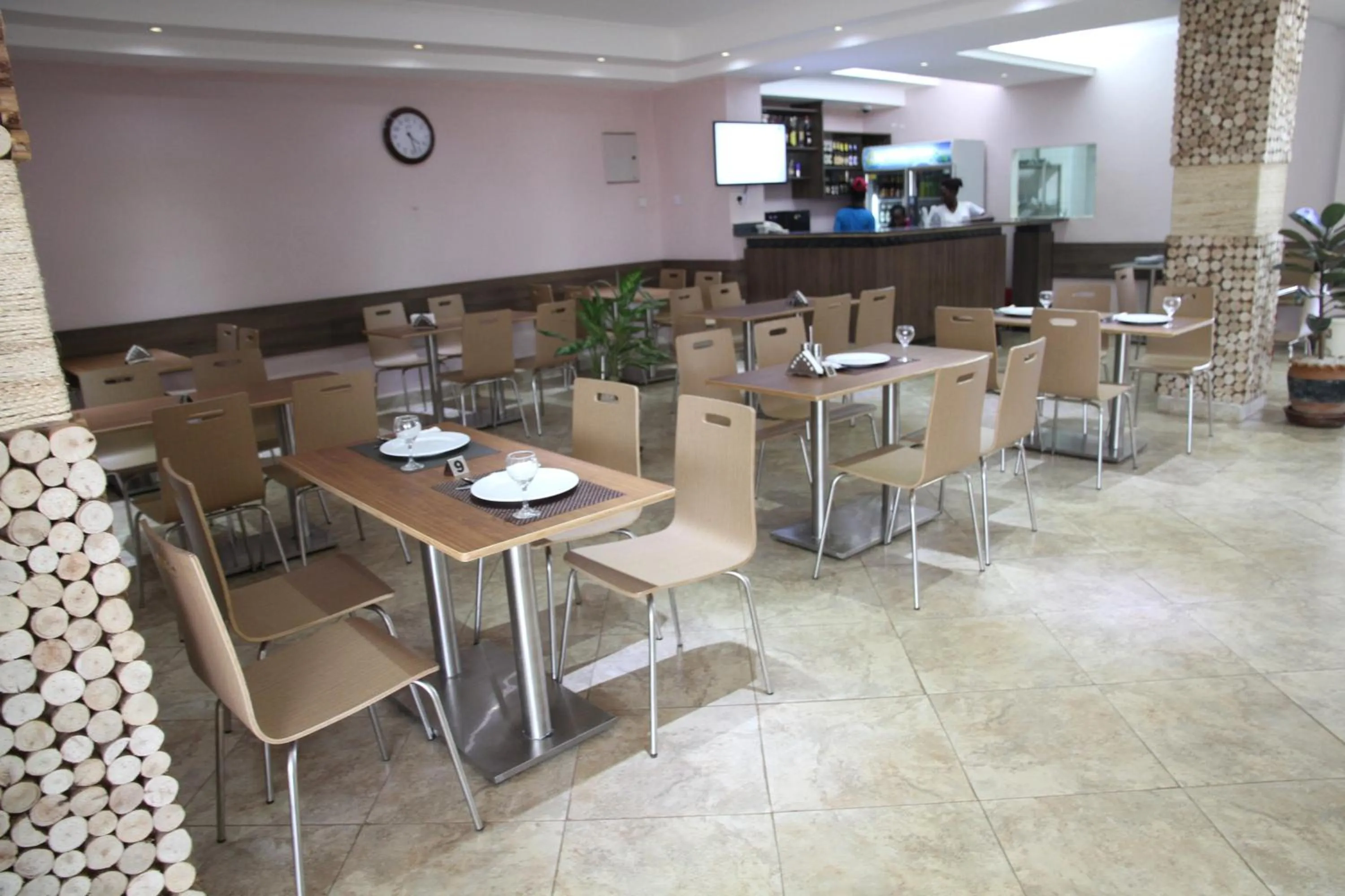 Restaurant/places to eat in Namayiba Park Hotel Kampala