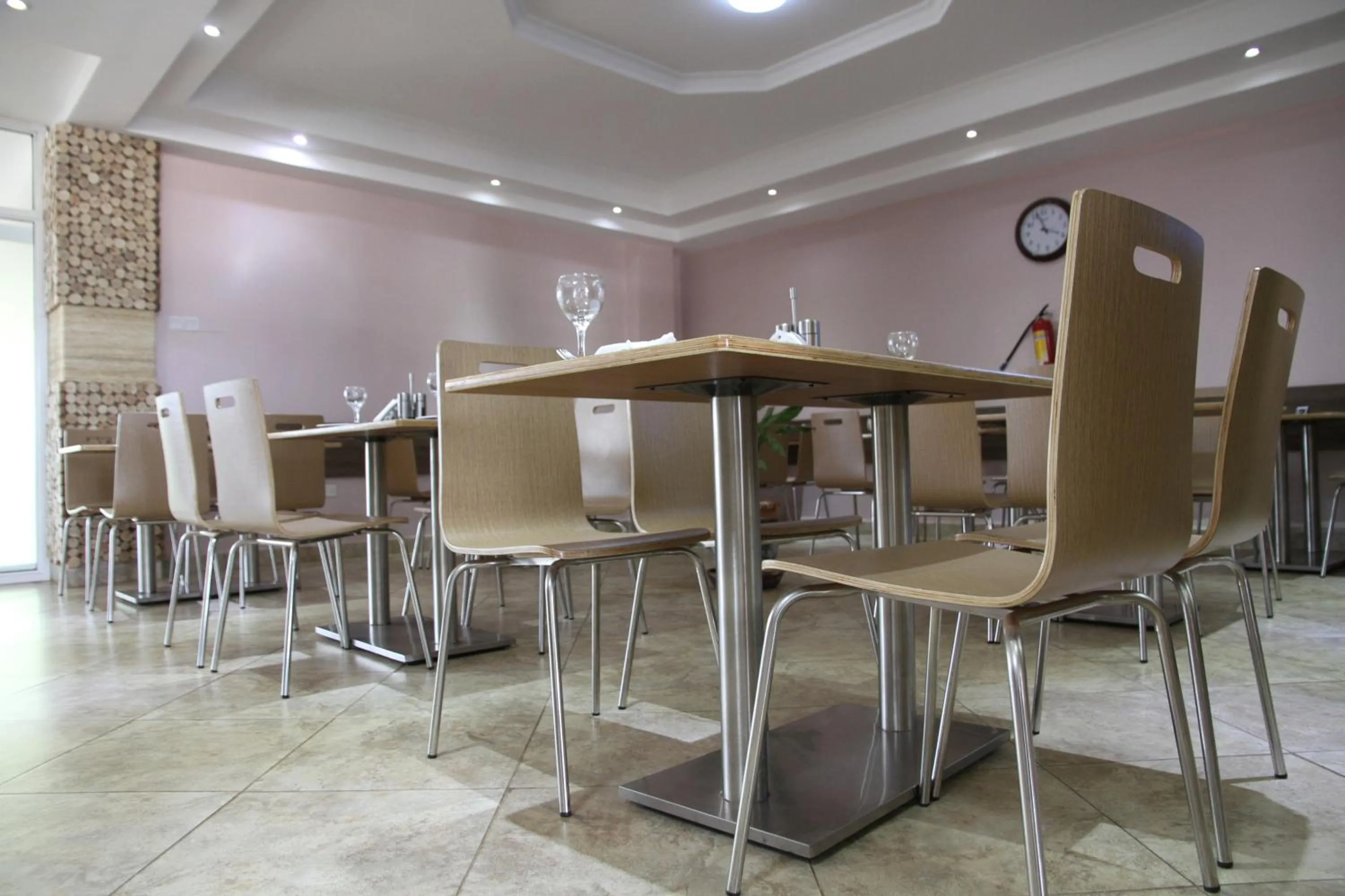 Restaurant/places to eat in Namayiba Park Hotel Kampala