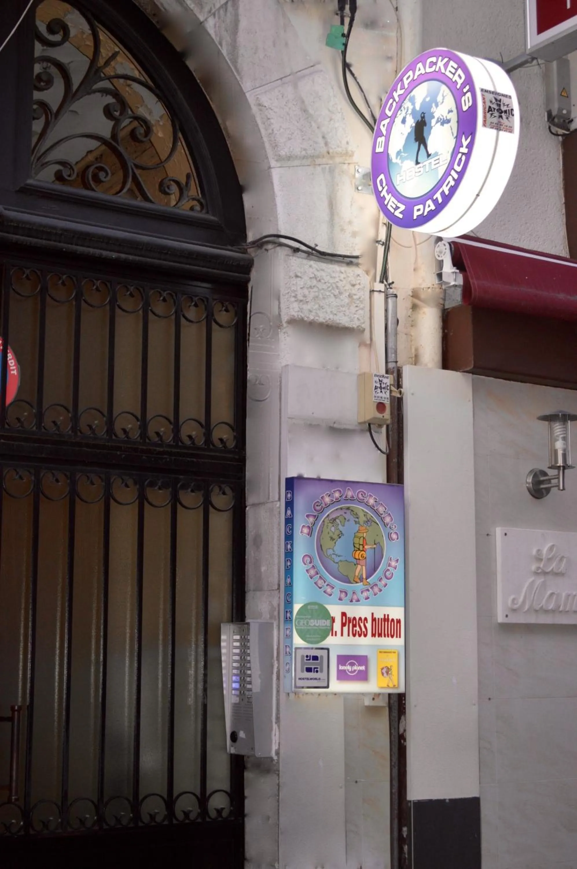 Facade/entrance in Backpackers Chez Patrick