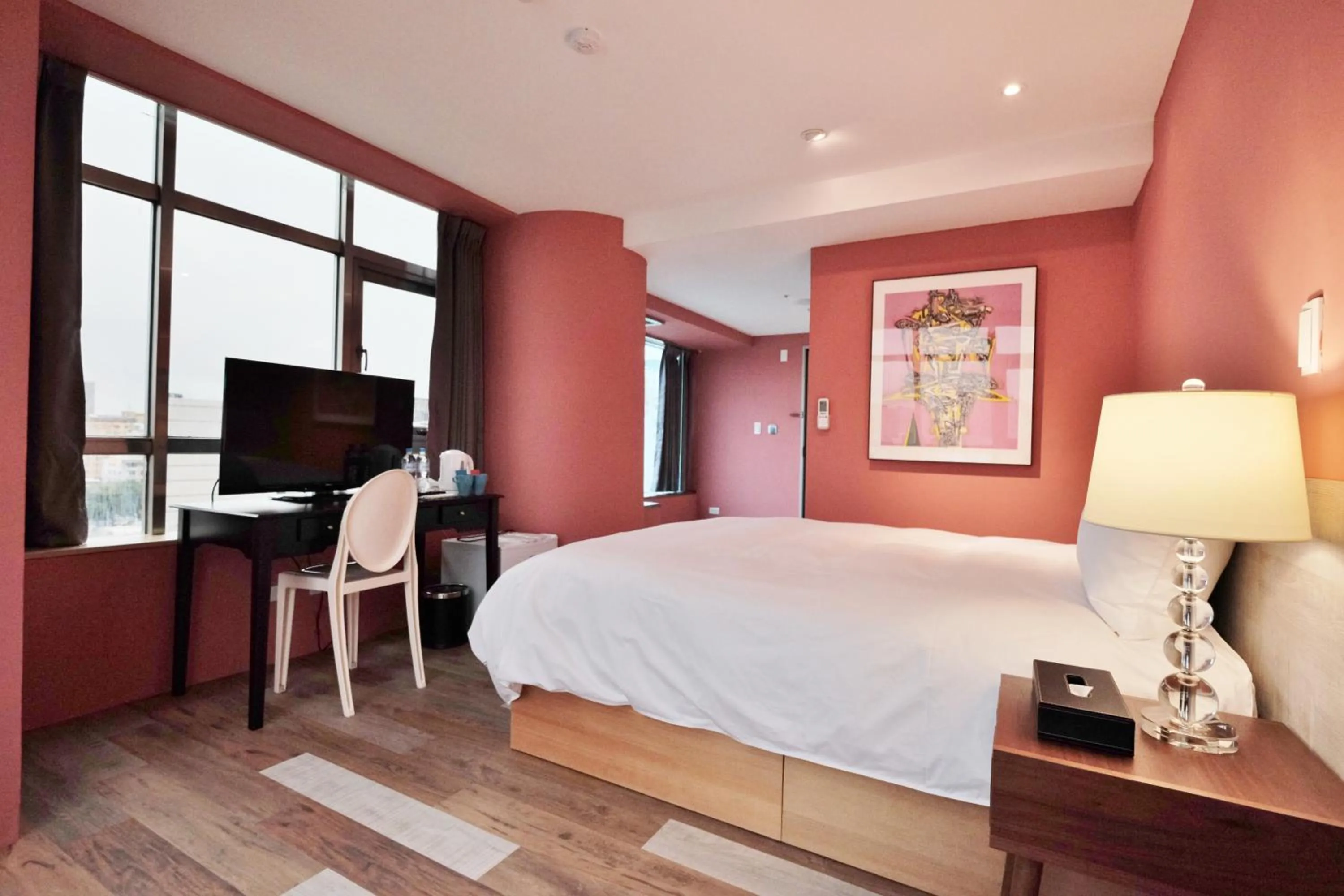 Photo of the whole room, Bed in Happy Inn