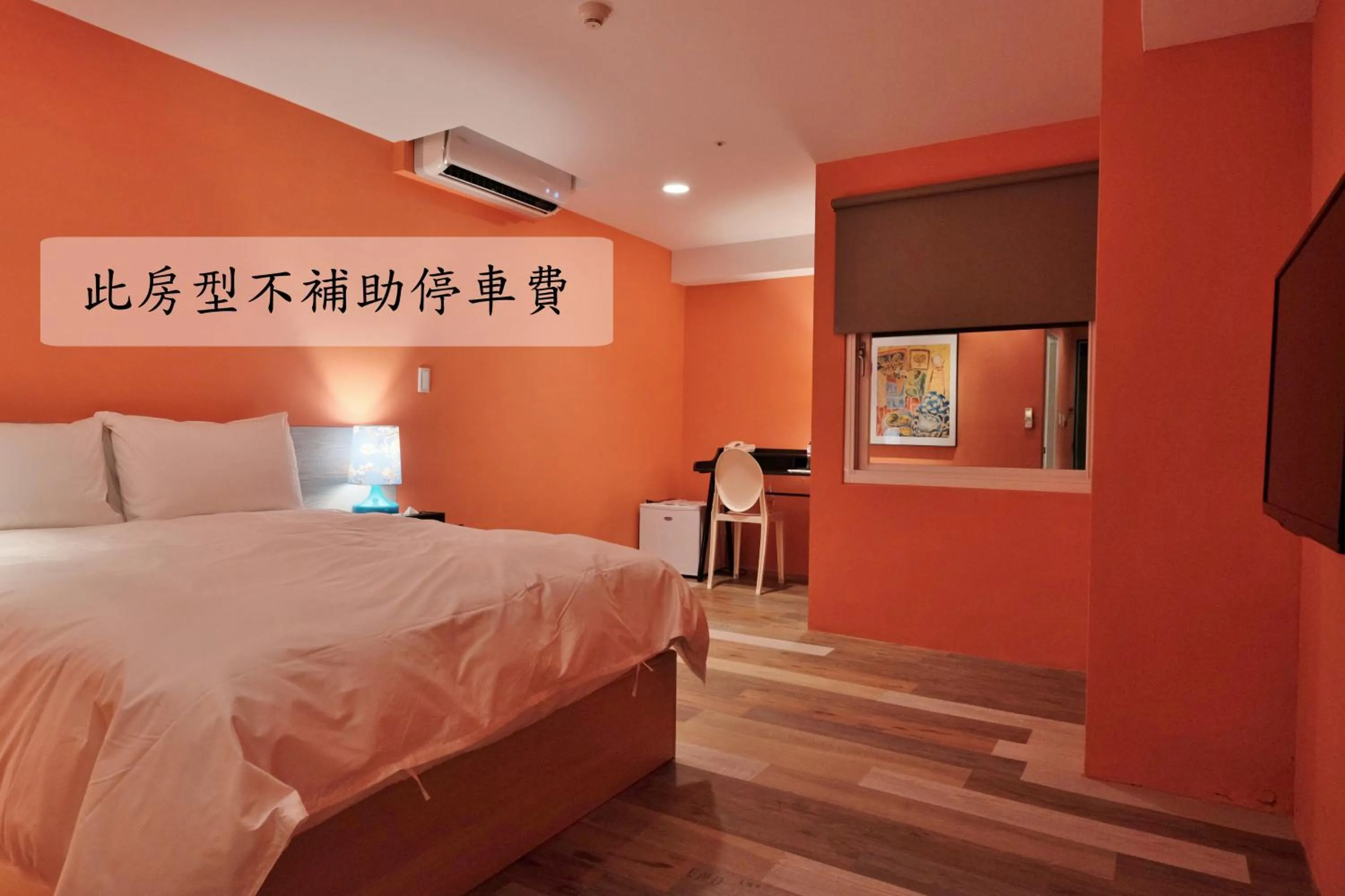 Property building, Bed in Happy Inn