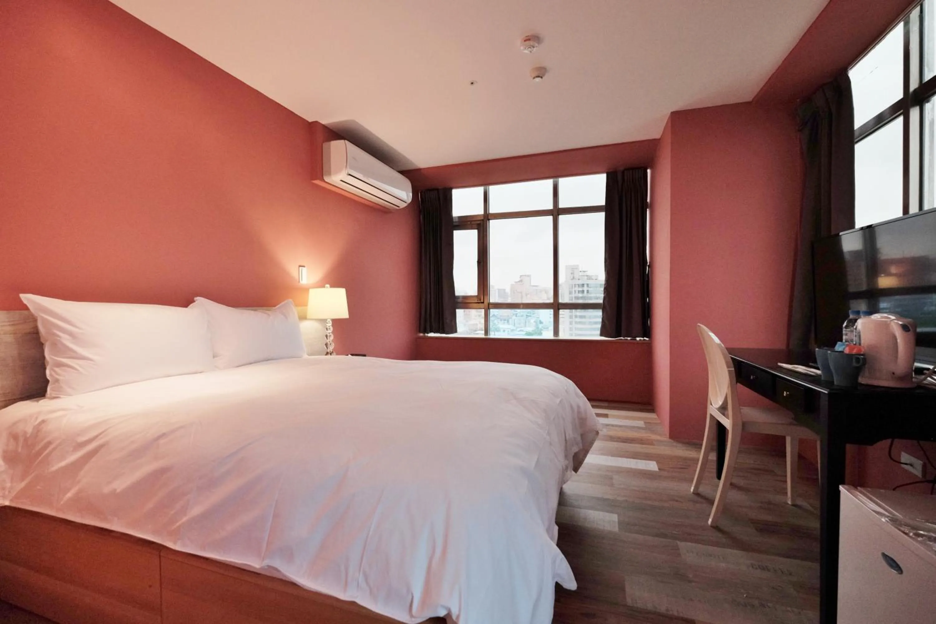 Photo of the whole room, Bed in Happy Inn