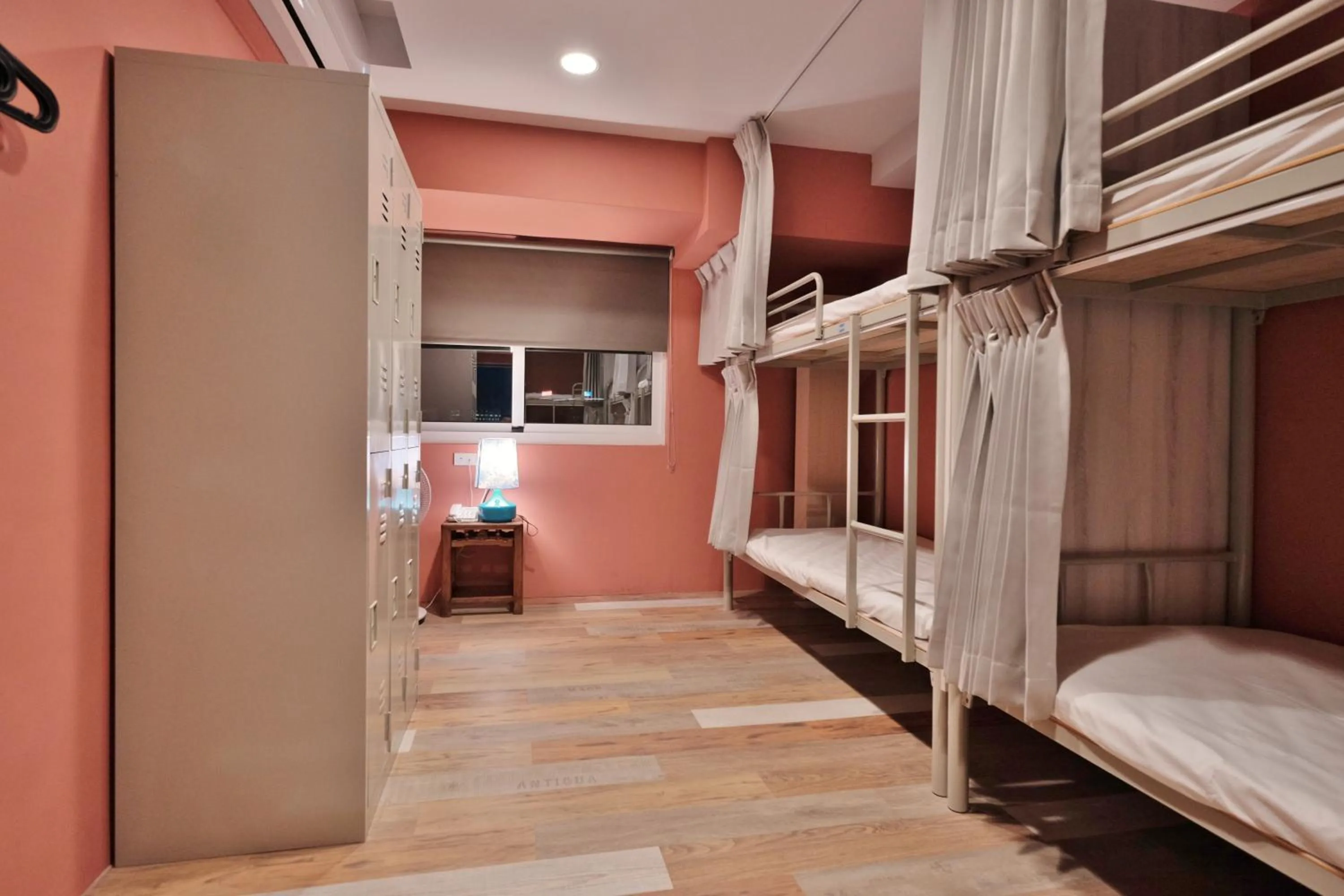 Photo of the whole room, Bed in Happy Inn